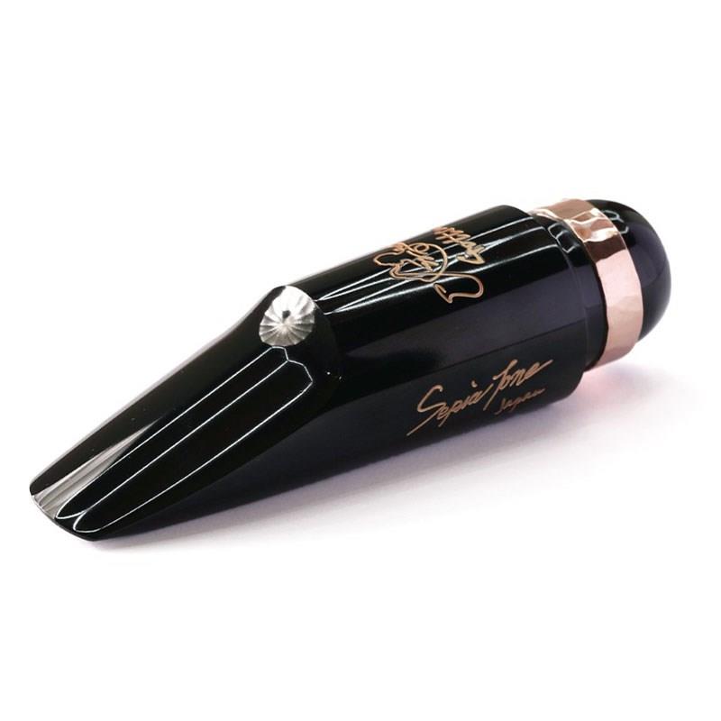 楽器種別：新品Gottsu/新品 商品一覧＞＞管楽器・吹奏楽器【25，000円〜55，000円】 商品一覧＞＞サックス用アクセサリ/マウスピース/テナーサックス用/Gottsu 商品一覧＞＞サックス買うなら、当店で！専門のスタッフが丁寧に検品・調整しているので安心です！Gottsu 【オープニング：F*】テナーサックス用マウスピース ゴッツ Jazz Solist ハードラバー ソリスト商品説明【2026年リニューアル！】Solistモデル以外のモデルのオープニング表記がインチ単位に変更し、テーブルへの刻印になりました。また、6月1日より、ラバー素材モデルはスライドリガチャー用レール(ボディ側部の溝)付きが標準仕様となりました。// Gottsu Saxophone Mouthpiece Sepia Tone Jazz Solist Hard Rubber //Jazz Solistは、ソプラノモデルが丸形、アルト、テナー、バリトンモデルが馬蹄形のチェンバーを採用しており、クラシックのような落ち着いた響きが特徴のジャズ　マウスピースです。柔らかく温かみのある音色で、幅広いダイナミクスに対応できます。2024年9月、Jazz Solistは全面的な改良を経て、生まれ変わりました。シャンク部に施された銅の槌目リングが、楽器との一体感を高め、よりスムーズな吹奏感を実現。パワフルな演奏にも対応しながら、一層豊かな響きを引き出します。細部にわたる改良により、演奏者の表現力を最大限に引き出し、ステージ上での自由な表現を可能にします。ジャズの名演を彷彿とさせる温かみのあるサウンドで、どんな楽曲も情感豊かに表現できます。あなたのパフォーマンスをさらに高めるマウスピースへと進化しました。-----日本の音楽業界関係者からの熱い要望と、私自身の探究心から生まれた Jazz Solist。ヴィンテージマウスピースの美しい響きを現代に蘇らせ、幅広い音楽ジャンルに対応できるよう設計しました。2024年の工場移転を記念し、新たに採用した銅の槌目シャンクが、楽器との一体感を高め、演奏の楽しさをさらに深めます。豊かな倍音と芯のあるサウンドを追求しました。あなたの演奏に新たな息吹を吹き込み、聴衆を虜にしてください。..後藤将彦..※ハンドメイドのため細かな擦り傷等が見られる場合がございます。※マウスピースシャンク部は銅製のため、必ず変色がございます。予めご了承の程、お願い致します。商品詳細■テナーオープニングラインナップ「C*」(1.90mm)…セルマーS90/190&C*、オットーリンク4*相当「C**」(2.00mm)…セルマーC**、オットーリンク5相当「D」(2.10mm)…セルマーD、オットーリンク5*弱相当「E」(2.20mm)…セルマーE、オットーリンク6弱相当「F」(2.30mm)…セルマーF、オットーリンク6相当「F*」(2.40mm)…セルマーG、オットーリンク6*弱相当「G」(2.54mm)…オットーリンク7相当「H」(2.67mm)…オットーリンク7*相当（あくまで目安とお考え下さい）■素材：エボナイト / シャンク部銅製■付属品：ケース、巾着※2026年6月1日受注分より、Gottsuラバーマウスピースはスライド式レール（スライド式リガチャー対応溝)加工済が標準仕様となります。予めご了承ください。イケベカテゴリ_管楽器・吹奏楽器_サックス用アクセサリ_マウスピース_テナーサックス用_Gottsu_新品 SW_Gottsu_新品 登録日:2026/05/27 マウスピース ゴッツ