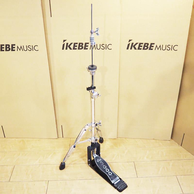 楽器種別：ユーズドdw/ユーズド 商品一覧＞＞ドラム【15，000円〜30，000円】 商品一覧＞＞スタンド/ハイハットスタンド/dw 商品一覧＞＞安心してお買い物頂けるよう、スネアもシンバルも丁寧梱包でお届けします！dw USED 中古 5500TL [5000 Series Light Weight Harare / 2 Leg Hi-Hat Stand]商品説明【DW5000シリーズ、通常よりも一回りパイプ径が細いライト・ハイハットスタンドの中古品が入荷！】＜DW Hardware＞常にプレイヤーの意見を取り入れ、プレイヤーの立場になって開発されるDWハードウェア。操作性はもちろんサウンドへの影響に至るまで、細部に渡ってDWオリジナルのアイデアが注がれたハードウェアは、単なるハードウェアではなく、一つの楽器としてのポテンシャルを十分に持ち合わせています。-DW5500TL-従来の5000シリーズ・ハイハットスタンドよりも1インチ細いパイプ径で、フットプレートも現行品より細めとなっており、軽量化が図られたモデルです。ボトムシンバルの角度調整機能、高さのメモリーロック、スプリングテンション調整など充実した機能を備えており、2脚式のダブルレッグは回転させることが可能で、高い安定性を確保しつつも特にツインペダルユーザーに対して良好なセッティング性を発揮します。高さ調整幅：約760mm〜約1060mm重量：4.5kg中古品のためキズや汚れ、パーツのサビ等ございます。予めご了承くださいませ。イケベカテゴリ_ドラム_スタンド_ハイハットスタンド_dw_ユーズド SW_dw_ユーズド JAN:2500190877676 登録日:2026/04/25 ドラムハードウェア