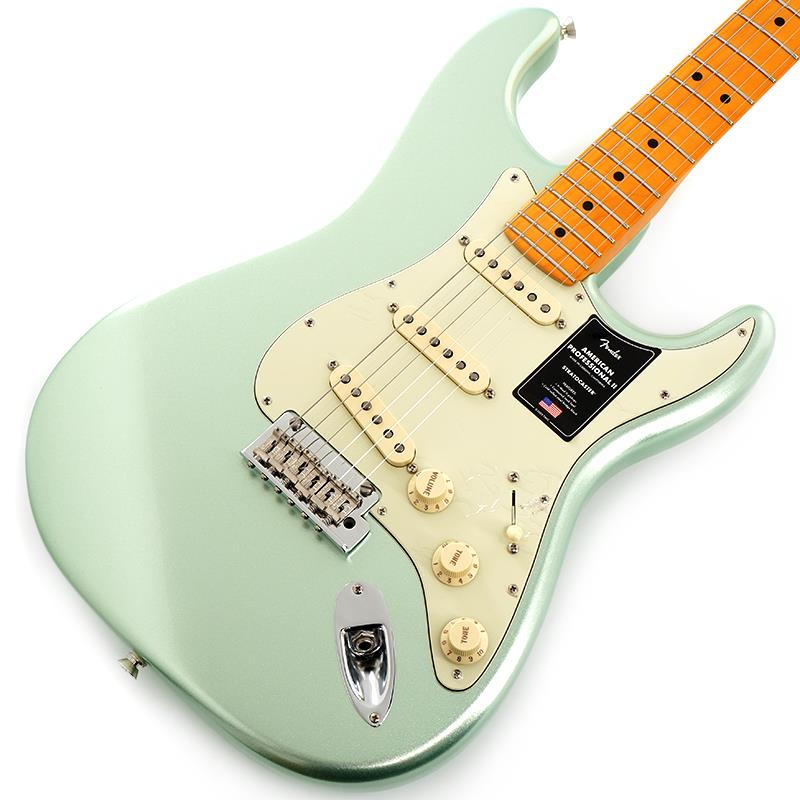 楽器種別：新品Fender USA/American Professional II 商品一覧＞＞Fender USA/新品 商品一覧＞＞エレキギター【155，000円〜300，000円】 商品一覧＞＞STタイプ/Fender USA 商品一覧＞＞当店のギターは、出荷前に専門スタッフが検品・調整しているので安心です！Fender USA American Professional II Stratocaster (Mystic Surf Green/Maple) 【The Spring Summer 2026 Campaign】商品説明【The Spring Summer 2026 Campaign】キャンペーン対象製品購入期間に、Fender MADE IN USA 製品全モデル、California アコースティック製品全モデル（ウクレレを除く）、Made in Japan Hybrid II 2026 Collection 全モデルをご購入＆ご応募いただいたお客様全員に、スペシャルギフトをプレゼント！※キャンペーンはご購入後お客様からお申込みいただく必要がございます。詳しくは下記をご参照下さい。※ご予約商品等キャンペーン期間後にお届けとなる商品はキャンペーン対象外となりますので予めご了承下さい。■対象製品Fender USA 全モデルCALIFORNIA アコースティック製品全モデル（ウクレレを除く）Made in Japan Hybrid II 2026 Collection 全モデル■キャンペーン期間対象製品購入期間：2026年4月29日（水・祝）〜 2026年7月31日（金）応募受付期間：2026年4月29日（水・祝）〜 2026年8月11日（火・祝）■プレゼント賞品：Fender USA 全シリーズ：ギグバッグFE620（ギター）またはFB620（ベース）California アコースティック製品全モデル（ウクレレを除く）：Fender Monogrammed ストラップ + Player Electric /Acoustic カポタストMade in Japan Hybrid II 2026 Collection シリーズ：Mini Tech Kit(メンテナンス用ツールキット)詳しい応募方法などは【The Spring Summer Campaign 2026応募フォーム】でご検索下さい。※アウトレット品、中古品は対象外となりますのであらかじめご了承ください。--------------------------------------------------------------American Professional II SeriesAmerican Professional II Stratocasterは、60年以上に渡る革新、インスピレーション、進化を経て、現代のプレイヤーの要求に応えます。高い人気を誇るDeep Cシェイプネックは、丁寧にエッジがロールオフされ、至高の演奏体験を約束するSuper-Naturalサテン仕上げが施されています。また新たに設計されたネックヒールを採用し、快適なフィーリングとハイポジションへの容易なアクセスを実現しました。新しいV-Mod II Stratocaster Single-Coilピックアップは、ベルのような輝きとウォームさを両立し、これまで以上に繊細で魅力的なサウンドを実現しています。コールドロールド（冷間圧延成型式）スチールブロックを採用した2点支持トレモロは、サスティン、明瞭度、ハイエンドの煌びやかさを向上させています。American Professional II Stratocasterの手に馴染む感覚とサウンドの多様性は、手に取り、耳にした瞬間、すぐにお分かりいただけることでしょう。プロの楽器の新たなスタンダードとなるような幅広い改良が、American Professional IIシリーズには詰め込まれています。※画像はサンプルです。製品の特性上、杢目、色合いは個体ごとに異なります。商品詳細Series: American Professional IIBody Material: Alder， Roasted Pine (Sienna Sunburst， Roasted Pine)Body Finish: Gloss UrethaneNeck: Maple， Deep CNeck Finish: Super-Natural Satin Urethane Finish on Back of Neck with Gloss Urethane Headstock FaceFingerboard: Rosewood， Maple - 9.5 (241 mm) RadiusFrets: 22， Narrow TallPosition Inlays: White Dot (Rosewood)， Black Dot (Maple)Nut (Material/Width): Bone， 1.685 (42.8 mm)Tuning Machines: Fender Standard Cast/Sealed StaggeredScale Length: 25.5 (648 mm)Bridge: 2-Point Synchronized Tremolo with Bent Steel Saddles， Pop-In Tremolo Arm and Cold-Rolled Steel BlockPickguard:4-Ply Tortoiseshell (3-Color Sunburst， Olympic White)3-Ply Aged White (Sienna Sunburst)3-Ply Black (Roasted Pine， Mercury， Dark Night)3-Ply Mint (Miami Blue， Mystic Surf Green， Black)Pickups: V-Mod II Single-Coil Strat (Bridge， Middle， Neck)Pickup Switching: 5-Position Blade:Position 1. Bridge PickupPosition 2. Bridge and Middle PickupPosition 3. Middle PickupPosition 4. Middle and Neck PickupPosition 5. Neck PickupControls: Master Volume， Tone 1. (Neck/Middle Pickups)， Tone 2. (Bridge Pickup)Auxilliary Switching: Push-Push Tone Control Adds Neck PickupControl Knobs: Aged White Plastic， Black Plastic (Dark Night)Hardware Finish: Nickel/ChromeStrings: Fender USA 250L Nickel Plated Steel (.009-.042 Gauges)Case/Gig Bag: Deluxe Molded Case (Included)イケベカテゴリ_エレキギター_STタイプ_Fender USA_American Professional II_新品 SW_Fender USA_新品 JAN:0885978578672 登録日:2026/01/15 エレキギター フェンダー ふぇんだー フェンダーUSA アメリカンプロフェッショナル アメプロ