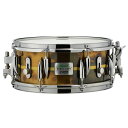 楽器種別：新品スネア/SONOR 商品一覧＞＞スネア【105，000円〜205，000円】 商品一覧＞＞安心してお買い物頂けるよう、スネアもシンバルも丁寧梱包でお届けします！SONOR SSD-13575BG SDB2.0 [Benny Greb Signature Snare 2.0 / Premium Brass Shell 13×5.75]商品説明【It's not an Update， It's an Upgrade! by Benny Greb】enny Greb Signature Snare 2.0＞八面六臂の活躍で世界中で熱い支持を得るベニー・グレブ。彼との初のコラボレーションであるシグネチャー・スネアドラムが大成功を収めてから10年、新たなベニー・スネアがさらにパワーアップして登場です。ベニーは宣言します。「これは単なるアップデートではなく、アップグレード。」前モデルを引き継ぐ13×5.75インチのビーチ・ウッドのシェルは、スカンジナビアン・バーチの化粧板にブビンガ材のインレイを施しました。そして1950年代デザインのヴィンテージ・ティアドロップ・ラグを採用し、デュアル・グライド・スネア・ストレイナーを搭載しています。さらに忘れてはならないのが、MonoRailという名の新しいダンパーシステム。2つのダンパーが付いていて、ベニーのお気に入りのThe FeltとThe Sheepと呼ばれるダンパー素材が取付けられています。ダンパーは交換可能で、より多くのサウンドオプションを提供してくれます。そして、全く新しい試みはブラスシェルのモデルとして帰結しました。1.2mm厚のブラス板に、ヴィンテージ・ブラス仕上げを施し、ウッドシェルと同じくティアドロップ・ラグを採用しています。そのサウンドは、ブラス特有の暖かみと丸みがあり、気持ちの良い倍音がエッジのリムショットを強調しています。また、前モデルのウッドシェルから正確にコピーした寸法は、ボトムエンドと響き線の感度を向上させています。ベニーがこれまでに出会ってきた中でも、最高のお気に入りのメタルシェルのスネアドラムが誕生しました。＜スペック＞シェル：1.2mm ブラスフィニッシュ：ヴィンテージ・ブラス ＋ センター・ストライプ・インレイサイズ：13 × 5.75フープ：2.3mm パワー・フープテンション数：8ラグ：ヴィンテージ・ティアドロップ・ラグストレイナー：デュアル・グライド・システムスナッピー：ステンレス・スティール18本（SW-1318S）ミュート：モノレール・ダンパー・システム（フェルト / シープ）付属品：専用セミハードケース、ドラムキー※ミュート部の参考画像はビーチシェルのモデルでのイメージとなります。イケベカテゴリ_ドラム_スネア_SONOR_新品 JAN:4044661720071 登録日:2020/05/19 スネア スネアドラム ソナー ゾナー ゾノア