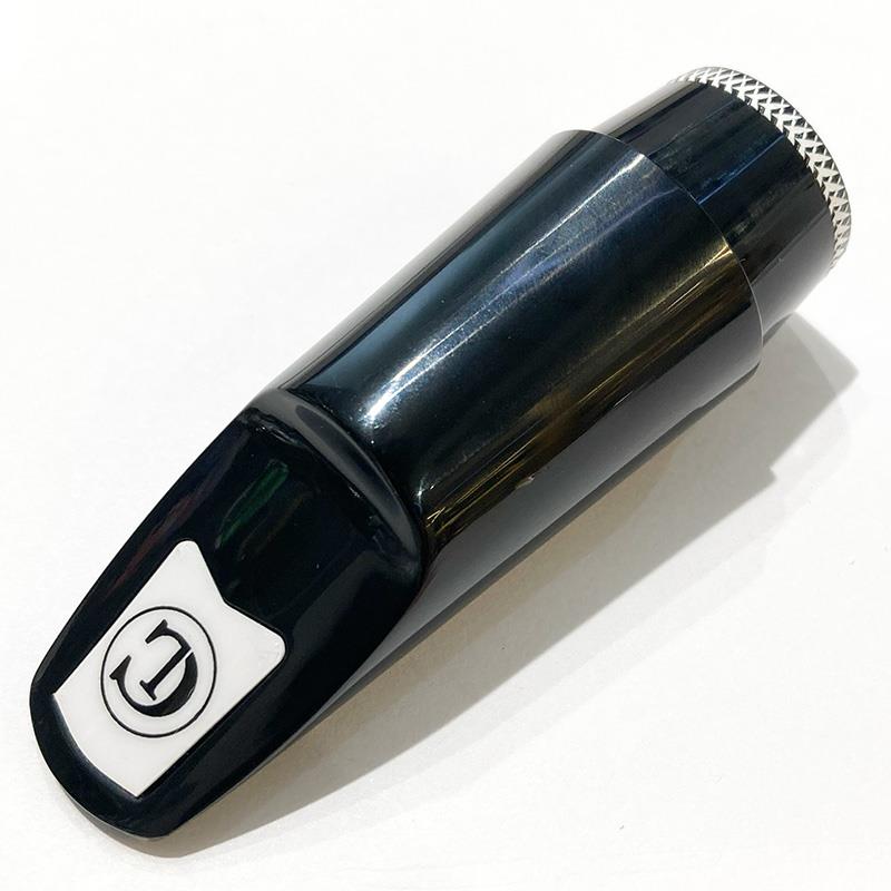 楽器種別：アウトレットClaude Lakey/アウトレット 商品一覧＞＞管楽器・吹奏楽器【10，000円〜25，000円】 商品一覧＞＞サックス用アクセサリ/マウスピース/ソプラノサックス用/Claude Lakey 商品一覧＞＞サックス買うなら、当店で！専門のスタッフが丁寧に検品・調整しているので安心です！Claude Lakey 【ワケアリ・チョイキズ特価!!】【オープニング:5*】ソプラノサックス用マウスピース クラウドレイキー ハードラバー商品説明【ワケアリ・チョイキズ特価!!】こちらは下記理由につき特価とさせて頂いております。予めご了承くださいませ。※マウスピース本体はオープニング「5*」となりますが、化粧箱の表記が「6*」となり異なります(付属品は共通です)。※店頭展示試奏品となり、ボディ背面にキズがございます。状態は画像にてご確認ください。// Claude Lakey Original Hard Rubber for Soprano Sax //息が入り易く、明るいサウンドと優れた音の遠達性を持ち合わせています。ラバーのジャズモデルでありながらメタルマウスピースにも引けを取らないパワーと明るさがあるため、ロック・ファンク・ハウスミュージック・電子音楽・ポップス等に本領を発揮します。ソプラノ用では、それまでの金型を全て壊しソプラノサクソフォンプレイヤーのニーズに合わせるために、自身の設計を刷新。明るいサウンドに爽やかな高音をプラスし、優れた音の広がりを実現しました。コントロール性の良さと優れた音の広がりを持っているので、アンサンブルの中でのソロ演奏も聞き分けられる温かくて丸みのあるサウンドが得られます。■オープニング「5*」(1.45mm)…セルマーF、デュコフD4とD5の間、オットーリンク5*と6の間相当（あくまで目安とお考え下さい）■仕様・ラウンドスロート・ロールオーバーバッフル■付属品・ポーチ・交換用パッチ・外箱※リガチャー・キャップは付属しません。商品詳細【管理：0854477003145】イケベカテゴリ_管楽器・吹奏楽器_サックス用アクセサリ_マウスピース_ソプラノサックス用_Claude Lakey_アウトレット SW_Claude Lakey_アウトレット 登録日:2026/08/02 マウスピース クラウドレイキー