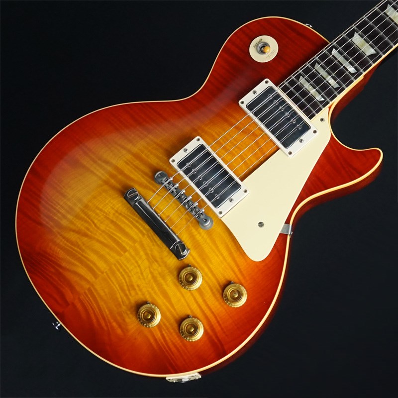 楽器種別：ユーズドエレキギター/Gibson 商品一覧＞＞エレキギター/Gibson/Les Paul Models 商品一覧＞＞エレキギター【535，000円〜1，005，000円】 商品一覧＞＞当店のギターは、出荷前に専門スタッフが検品・調整しているので安心です！Gibson 【USED】 1959 Les Paul Standard Reissue Gloss (Factory Burst) 【SN.931820】商品説明圧巻のワイドフレイムが輝きを放つ1本！2023年製1959 Les Paulの美品中古が入荷！エレキギター史に燦然と輝く1959 Les Paul Standard Model。数々のミュージシャンを虜にした圧倒的な存在感を放つサウンド、そして艶かしく弾き手を魅了する美しいボディラインは現代に於いても全てのロックギタリスト憧れのアイコンと言えるでしょう。1951年発売以来のゴールドトップ期を経て1958年にサンバーストフィニッシュを採用し、1960年までの僅かな期間にその姿で製作された「Les Paul Standard」。その中でも代表的年度として一際の人気を誇る「1959」モデルは常に羨望の眼差しを集める偉大な存在として君臨し続けております。そんな「1959」モデルを現在のGibson Custom Shopの技術の粋を結集し製作した一本です。究極のリイシューモデルとして2015年に登場したTrue Historicスペックを大部分で踏襲した2018年仕様をベースに、細部に亘りさらなる拘りを持って製作された2019年の60th Anniversaryモデルと同等スペックの最新入荷品です！60th Anniversaryモデルの発売時には、ギターのまさに「顔」とも呼ぶべきヘッドの「Les Paul MODEL」シルクスクリーンの色合いの見直しの他、Gibsonロゴデザインもよりオリジナルに近いデザインにリファイン。インレイは指板ポジションマークも含め、着色によるものではなく元々色合いの濃いセルロース素材を使用することで一層雰囲気を高めています。基本的なスペックは最新のHistoric Specを採用。アンポッテッドのCustombucker Alnico IIIピックアップやアップデートされたアッセンブリ、True Historicパーツが引き続き装備されております。ピッキングに鋭く追従する鋭敏なレスポンスは、ギターをアンプにプラグインしたその刹那からプレイヤーを魔法の様にレスポールトーンの虜にしてしまいます！トーンを絞った際の音抜け感の良さは勿論のこと、ヴォリュームを絞っても程良くブライトさがキープされるコントローラブルなアッセンブリーは現代的な使用方法とも素晴らしい相性を見せてくれるでしょう！！当個体状態と致しましては、全体的に細かい擦り傷や弾き傷、パーツのくすみや錆は御座いますが、美観を損ねるような打痕や深い傷は無い美品中古となっております。勿論電装系や演奏面も問題無く、フレットも凹み無く8割程度残っておりますのでガンガンお使い頂ける1本としてお迎え頂けます。中々お目にかかれない美しいワイドフレイムに黒々とした指板が特徴的な1本。是非お見逃しの無い様！Weight≒3.94kg商品詳細Body Wood : Hand Selected 2-Piece Figured Maple Top & 1-Piece Lightweight MahoganyNeck : Solid Mahogany with Long Neck Tenon / 50s Rounded Medium C ShapeFingerboard : Indian RosewoodFrets : Historic Medium-Jumbo 22FretsPickups : Custombucker Alnico III (Unpotted)Controls : 2 volume 、2 tone 、3-way switchBridge / Tailpiece : ABR-1 non wire / Lightweight Tailpiece w/Long StudTuners : Kluson Single Line， Single RingHard ware color : Nickelハードケース付属イケベカテゴリ_ギター_エレキギター_Gibson_Les Paul Models_ユーズド JAN:2500010055055 登録日:2024/02/16 エレキギター ギブソン レスポール