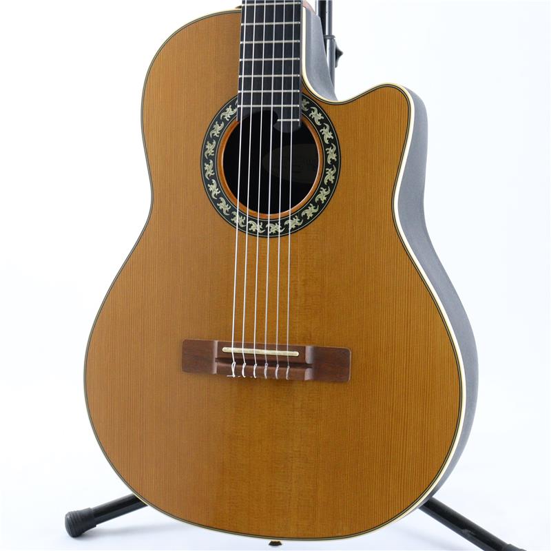 楽器種別：ユーズドOVATION/ユーズド 商品一覧＞＞アコースティック・エレアコギター【40，000円〜80，000円】 商品一覧＞＞エレアコギター/OVATION 商品一覧＞＞アコギ買うなら、当店で！出荷前の検品・調整はもちろん、丁寧梱包でお届けします！OVATION USED 中古 1773 Classic オベーション商品説明オベーションならではの革新的なラウンドバック構造を採用したエレクトリック・クラシックギターの中古品「1773Classic」が入荷。シダートップとリラコード製ボディの組み合わせにより、ナイロン弦特有の温かみのある音色と豊かな響きを実現しています。プリアンプシステムを搭載し、アコースティックな質感を損なうことなくアンプ出力が可能。ライブ演奏やレコーディングなど、さまざまなシーンで活躍します。また、カッタウェイ仕様によりハイポジションでの演奏性にも優れ、クラシックからボサノヴァ、ポップスまで幅広いジャンルに対応。オベーションならではのクリアでバランスの良いサウンドと高い演奏性を兼ね備えた、実用性の高いエレガットモデルです。状態といたしまして、当店入荷時に提携リペア工房にてオクターブ調整を行っております。全体的に使用感があり、入荷前よりトップ割れが修復されております。通常使用において問題の無い範囲です。音づまりは無くピックアップも音色調整時にややガリが乗りますが主観的には気にならない範囲でございます。この機会に是非ご検討ください！商品詳細Top:Solid CedarSide & Back:Ovation Mid Deep BowlNeck:Mahogany5pFinger Board:EbonyBridge:Ebony/BracingOvation ClassicNeck Width At Nut:51mmScale Length:26-3/16(約665mm)Tuning Machine:OriginalRosetteInlaid:OakleafPick Up:OP-40Case:HardCaseイケベカテゴリ_アコースティック・エレアコギター_エレアコギター_OVATION_ユーズド SW_OVATION_ユーズド JAN:2500020895733 登録日:2026/06/21 エレアコ オベイション オベーション