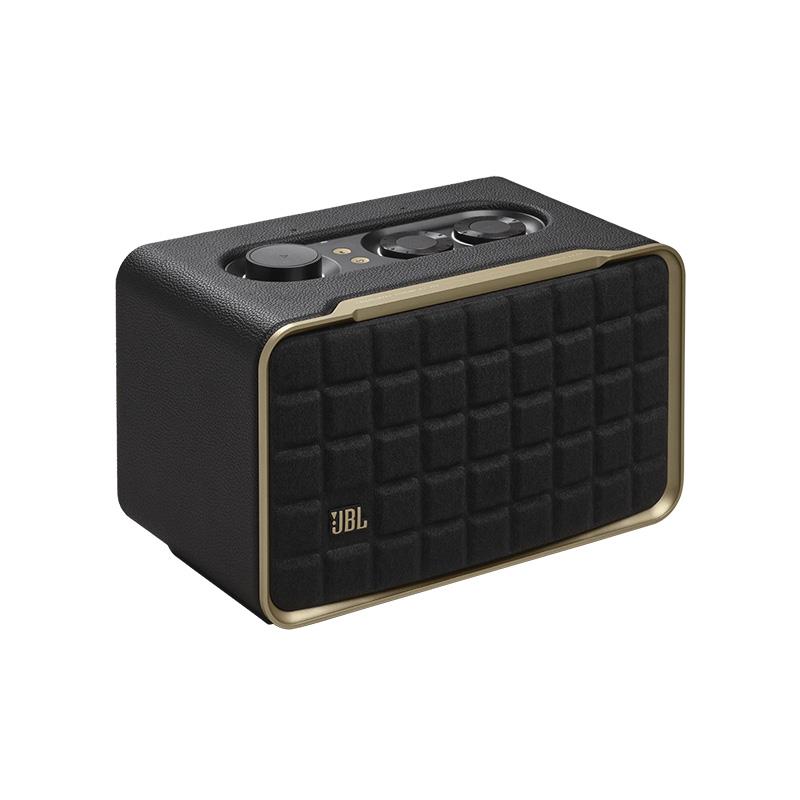 楽器種別：新品JBL/新品 商品一覧＞＞レコーディング【25，000円〜55，000円】 商品一覧＞＞モニタースピーカー/モニタースピーカー/JBL 商品一覧＞＞パワーレックは、専門スタッフに気軽に相談できる渋谷発のDTM・レコーディング機材専門フロアです。JBL Authentics 200 (ジェイビーエル)(スピーカー)(wi-fi内蔵)(音声アシスタント)(Bluetooth搭載)(AUTH200BLKJN)【国内正規品・1年保証】商品説明【製品の特長】力強いサウンドと象徴的なスタイルで音楽愛を表明しましょう。JBL Authentics 200は、JBLのアイコニックな70年代のスタイルを彷彿させます。Quadrexグリル、カスタムメイドのレザー調のエンクロージャー、高品位アルミニウム製フレームを採用しながら、JBLが培った最新の音響技術と先進の機能を搭載しています。オーセンティックデザインはどの部屋でも印象的に映え、そのサウンドはさらに優れています。音量を上げれば、驚くべきクリアさとキレのある深い低音のバランスが取れたラウドなサウンドを楽しむことができます。GoogleアシスタントとAmazon Alexaを同時に利用できるため、話しかけるだけでお気に入りの音楽を再生したり、スマートホーム対応機器を制御するなど内容に応じて好きなアシスタントに声で操作することができます。●優れたサウンドと先進の機能部屋いっぱいのサウンドを。25mm径のステレオ構成ツイーターが音楽のディテールを引き出し、125mmウーファーとダウンファイヤリング方式の150mmのパッシブラジエーターがキレのある深い低音を再現します。これらの高品位なオーディオパーツによって、完成されたオーディオバランスであらゆる種類の音楽を再生することが可能です。●伝統にインスパイアされたデザインJBL Authentics 200は、由緒あるJBLの歴代のデザインからインスピレーションを得た象徴的なスタイルを採用し、あらゆる部屋でインテリアと共存します。また、スピーカーの高品位アルミニウム製フレームから、カスタムメイドのレザー調のエンクロージャー、Quadrexグリル、そして底部に隠れたパッシブラジエーターに至るまで、細部までこだわって作り込まれています。●Wi-Fi内蔵による音楽ストリーミングサービスポッドキャストからインターネットラジオまで、あらゆる音源を高精細に体験できます。また、AirPlay、Alexaマルチルームミュージック（MRM）、Chromecast built-in、Spotify Connectで音楽をストリーミングすれば、スマホに電話がかかってきた時でも音楽が中断されることなく音の世界に浸ることができます。Wi-Fi接続により、ソフトウェア更新や機能アップデートを自動でおこなうことができます。●複数の音声アシスタント*を1台のデバイスでGoogleアシスタントとAmazon Alexaを同時に利用できます*。これにより、複数のスマートホーム対応機器を制御したり、複数の音楽ストリーミングサービスから再生するなど、いつでもどちらかのアシスタントでハンズフリー機能を使うことができ、最大限自由に使用できます。 *Amazon AlexaとGoogleアシスタントは、国や言語によってはご利用いただけない場合があります。仕様および利用できる機能が異なる場合があります。お住まいの国/言語については、こちらをご確認ください。●直感的な本体操作とJBL Oneによる統合操作本体天面には音量調整ノブに加え、低音/高音レベル用の調整ノブも搭載、音楽を聴きながらオーディオをカスタマイズできます。AlexaまたはGoogleアシスタントを使用して、音声でデバイスをコントロールできます。また、JBL Oneアプリを使用すると、EQや設定をカスタマイズしたり、統合された音楽サービスでお気に入りの新曲を見つけたり、さらに多くのオプションを利用できます。●自動セルフチューニング家中、どこに置いても常に優れたサウンドで楽しめるために、電源を入れるたびに設置した場所の音の環境を内蔵したステレオマイクで測定し自動的に調整します。調整されたサウンドに、さらにEQを使って自分好みに微調整することも可能です。●すぐに使えるBluetoothも内蔵JBL Authentics 200はBluetoothも搭載しているので、スマホやタブレットとペアリングすれば即座にプレイリストの再生や共有が可能です。●マルチルーム再生家中にJBL ワイヤレススピーカーを設置して盛り上がりましょう。Google HomeアプリやAmazon Alexaアプリを使えば、複数のスピーカーを1つのプレイリストに接続し同じ音楽を同期して再生することが可能、家中を同じビートに合わせてみんなで盛り上がることができます。●環境に配慮したリサイクル素材を採用Authentics 200は、100％リサイクルファブリック、85％リサイクルプラスチック、50％アルミニウムを使用し、梱包箱には大豆インクで印刷されたFSC認定の紙箱を使用。サウンドやデザインだけでなく、環境にも配慮しています。【製品の仕様】仕様一覧システム構成2ウェイ・ステレオ電源100〜240V AC、〜50/60Hzネットワークスタンバイ時消費電力2.0 W 未満動作温度0°C〜45°Cオーディオ仕様スピーカー構成25mm径ツイーター x 2、125mm径ウーファー、150mm径パッシブラジエーター総合出力（THD 1%）90W周波数特性50Hz〜20kHz（-6dB）オーディオ入力3.5mm AUX、Bluetooth　（USBはサービス用)サイズ外形寸法（幅×高さ×奥行）267 x 172 x 168 mm重量3.2 kg梱包寸法（幅×高さ×奥行）319 x 254 x 218 mm梱包時重量（総重量）4.2 kgコントロール及び接続仕様USB端子タイプCUSB定格5V DC、1ABluetoothバージョン5.3BluetoothプロファイルA2DP 1.3.2、AVRCP 1.5Wi-FiネットワークIEEE 802.11 a/b/g/n/ac/ax（2.4GHz/5GHz）特徴JBL One App有3.5 mm オーディオ入力有ボイスアシスタント対応有内蔵Wi-Fi有Bluetooth有Notification*Amazon AlexaとGoogleアシスタントは、国や言語によってはご利用いただけない場合があります。仕様および利用可能な機能は異なる場合があります。お住まいの国/言語については、こちらをご確認ください。■同梱物JBL Authentics 200 × 1電源ケーブル × 1クイックスタートガイド安全シート保証書※ご購入いただいた製品を長く安心してご利用いただくため、 JBL国内サイトでの製品登録（無料）をおすすめしています。※詳細な製品仕様はメーカーサイトをご確認お願い致します。※ご使用前にご利用環境や動作状況などを予めご確認の上、ご購入をお願い致します。※商品の仕様、価格並びに付属品などは予告なく変更することがあります。#ジェービーエル #ジェイビーエルイケベカテゴリ_レコーディング_モニタースピーカー_モニタースピーカー_JBL_新品 SW_JBL_新品 JAN:4968929220663 登録日:2026/06/10 モニタースピーカー スタジオモニター