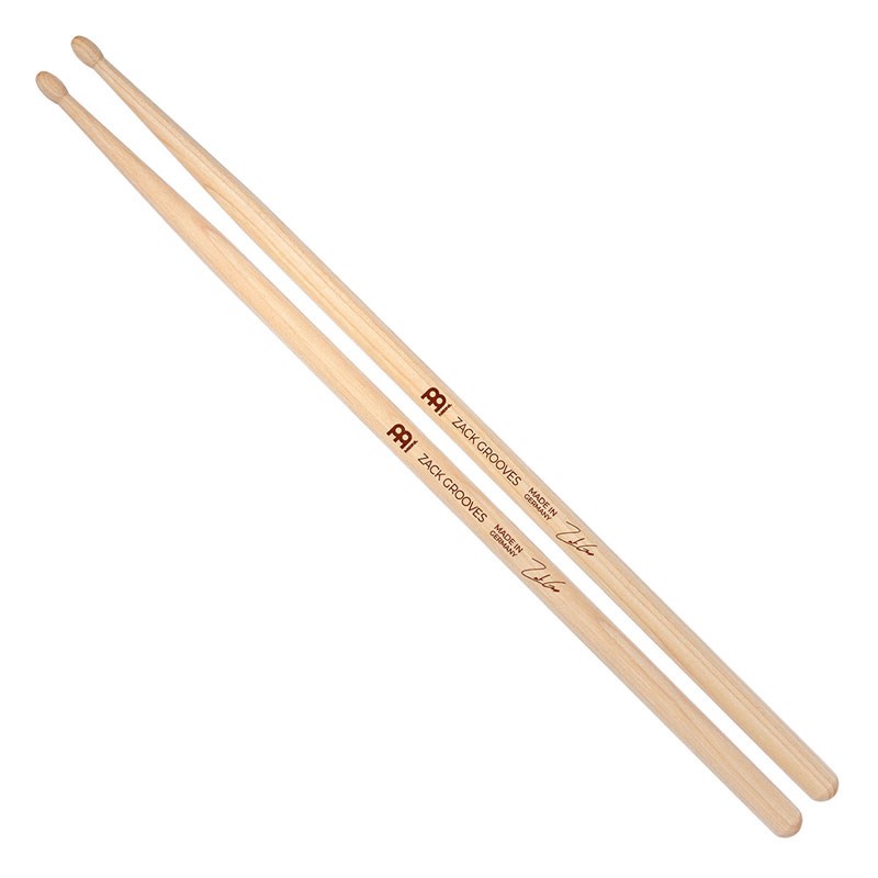 楽器種別：新品MEINL/新品 商品一覧＞＞ドラム【〜5，000円】 商品一覧＞＞スティック/MEINL 商品一覧＞＞安心してお買い物頂けるよう、スネアもシンバルも丁寧梱包でお届けします！MEINL SB606 [ZACK GROOVES SIGNATURE DRUMSTICK]商品説明ザック・グルーヴスは、手の延長のように感じられ、自分が置かれた状況に関係なく、必要に応じて反応できるドラムスティックを見つけるという目標を持ってやって来ました。私たちは一緒に、以下の要素をユニークに組み合わせたスティックをデザインしました。重さ、直径、長さ。まず、最も重いヒッコリーダボを選択し、それを中程度の細い直径 0.550インチまで粉砕します。次にダボは長さ 16.5 インチにカットされ、重い重量に対抗するために長いテーパーが付けられます。これにより全体的なバランスの取れた感触が生まれ、最終的には小さい部屋で演奏するのに十分な軽さを持ちながらも、必要なときにしっかりと出すことができ、大音量のギグにも耐えられる重さを備えた高速スティックが完成しました。柔軟性をさらに高めるために、ザックはバランスの取れたレスポンスと、シンバルで生成できる幅広いトーンとアタックを備えた楕円形チップを選択し、最終的なサウンドを完全にコントロールできるようにしました。「私には、どんなスタイルの音楽を演奏していても、完璧なドラムスティックを見つけるという使命がありました。カクテルジョイントでのジャズスタンダードのライブに十分な軽さと、ロックヒットを叩きつけるのに十分な重さと耐久性を兼ね備えたものが必要でした。そして、言っておきますが、MEINL Stick & Brush のスタッフはそれを見事に成功させました。私のドラムスティックは非常に速く、反応が良いと感じます。しかし、長めに設定されているため、力を入れすぎていると感じることなく、ドラムキットをパワフルに叩くのに十分なリーチが得られます。スタイルやタスクに関係なく、自分が演奏しているものを完全にコントロールできていると常に感じています。スティックの楕円形の先端は、シンバルを本当に甘く繊細に演奏したいときに非常に優れたサウンドを提供することを忘れないでください。総合的に見て、これは私のお気に入りのスティックです。」 - ザック・グルーヴス商品詳細Features:● Weight Matched● Pitch Matched● Model Based Weight SelectionMaterial:● American HickoryTip:● OvalLength:● 41.91cm● 16.5″Diameter:● 13.9mm● 0.55″Taper Length:● LongWeight:● Heavyイケベカテゴリ_ドラム_スティック_MEINL_新品 SW_MEINL_新品 JAN:0842960150490 登録日:2025/05/05 スティック ドラムスティック マイネル