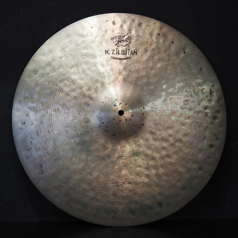 楽器種別：ユーズドZildjian/K Constantinople 商品一覧＞＞Zildjian/ユーズド 商品一覧＞＞ドラム【40，000円〜85，000円】 商品一覧＞＞シンバル/ライド/Zildjian 商品一覧＞＞安心してお買い物頂けるよう、スネアもシンバルも丁寧梱包でお届けします！Zildjian USED 中古 K Constantinople Medium Thin Ride High 20 [1972g]商品説明【Kコンスタンチノープル・ミディアムシン・ハイ・ライドの中古品が入荷！】【Lookin Back Moving Forward 〜オールドサウンドの探求〜】〜K.Constantinople〜ジルジャンの最高峰。蘇るクラシックKサウンド、その比類なき表現力。ワイルドグループ・レイジング、ランダム＆エキストラ・ハンマリングが生む深い響きはジルジャン・シークレット・アロイの芸術性の高さの証明。複雑なハンマリング加工がシンバルの独特な音色と、鋭さと滑らかさを兼ね備えた深みのあるトーンを生み出しています。14段階のハンマリング工程を経て少量生産されるK.Constantinopleは、完璧な音色の調和を誇ります。＜Medium Thin Ride High＞2003年から登場したMedium Thin Rideは、そのバランスの良さから今やK.Constantinopleを代表する人気機種となっています。''High''と''Low''の2種類があり、こちらの''High''はハイピッチです。こちらは2003年製造と初期の個体です。ミディアムシン・ウエイトでクラッシュ時の適度なたわみと音の広がりを持ちます。スティック音はクリアで、明るく明朗なカップ音を併せ持ちます。リベットホールが3ヵ所設けられておりますので、別途リベットを取り付けることでシズリーなサウンドを加えることも可能です。サイズ：20インチ製造年：2003年※中古品のためキズ汚れ、サビなどがございます。予めご了承くださいませ。※リベットホールが3ヵ所設けられております。イケベカテゴリ_ドラム_シンバル_ライド_Zildjian_K Constantinople_ユーズド SW_Zildjian_ユーズド JAN:2500190692446 登録日:2026/04/13 シンバル ジルジャン Kコンスタンチノープル