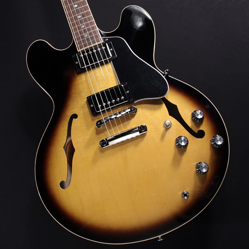 楽器種別：新品エレキギター/Gibson 商品一覧＞＞エレキギター/Gibson/ES Models | Full Acoustic Models 商品一覧＞＞エレキギター【265，000円〜495，000円】 商品一覧＞＞当店のギターは、出荷前に専門スタッフが検品・調整しているので安心です！Gibson ES-335 (Vintage Burst) ＃216630273【TOTE BAG PRESENT CAMPAIGN】商品説明ES-335モデル！！セミアコの代名詞こと、ギブソンES-335の最新モデルが入荷致しました。杢が入ったフィギュアードモデルとは異なり、プレーン・メイプルをボディーに採用し仕上られたこちらのモデル！ネックにはマホガニー、指板はローズウッドを採用。ペグにはヴィンテージデラックス、ブリッジはABR-1、テイルピースはアルミ製を採用しております。サウンドの要であるピックアップには新しく開発された「Calibrated T-Type」ハムバッカーッカーを搭載。箱モノ独特の奥行きのある艶やかなクリーントーンは勿論、歪ませた際にもしっかりと芯の残るサウンドはジャンルを選ばずオールマイティに活躍してくれるます！箱モノの代名詞といっても過言ではないES-335！今も昔も多くのプレイヤーから愛される名器を是非お試し下さいませ！商品詳細＜SPEC＞BODY…3-ply Maple/Poplar/Maple Top， Back， & RimsNECK…Mahogany / Rounded CFINGERBOARD…Rosewood / 22FHARDWARE…NickelBRIDGE…ABR-1 & Aluminum StopbarMACHINEHEAD…Vintage Deluxe w/ Keystone ButtonsPICKUP…Calibrated T-Type， Rhythm (R) & Calibrated T-Type， Lead (T)CONTROL…2Volume-2Tone-3way Toggle SW (Hand-wired with Orange Drop Capacitors)約3.67Kgハードケース付属イケベカテゴリ_ギター_エレキギター_Gibson_ES Models | Full Acoustic Models_新品 JAN:4580568413574 登録日:2023/09/19 エレキギター ギブソン イーエス