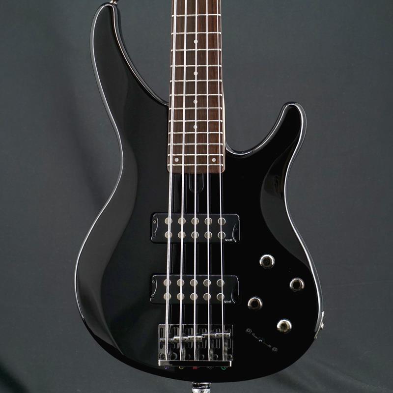 楽器種別：ユーズドYAMAHA/TRBX Series 商品一覧＞＞YAMAHA/ユーズド 商品一覧＞＞ベース【25，000円〜50，000円】 商品一覧＞＞エレキベース/小型ボディ・多フレット/YAMAHA 商品一覧＞＞当店のベースは、出荷前に専門スタッフが検品・調整しているので安心です！YAMAHA USED 中古 TRBX305 (BLK)商品説明スリムなシェイプから、想像を超えるパワフルな低音、立体的なカットを施したボディは、軽量化と心地よいフィット感を実現しながら、充分な体積を確保し、パワフルな低音を生み出します。ボディ材には、マホガニーを採用。ウォームで粘りのあるベースサウンドが魅力です。また、本機には5つのEQセッティングを瞬時に切り替えられる、初心者の方にも使いやすい新機能「パフォーマンスEQ」を搭載しています。スラップ/ピック/フラット/フィンガー/ソロのプリセットを用意し、さまざまな奏法に対応したサウンドがワンタッチで得られ、さらに2バンドEQを併用することで、より緻密な音作りも可能です。細かな擦り傷や打痕等ございますが、演奏上問題無くお使いいただけます。トラスロッドの効き、ネックコンディションともに良好です。Weight≒4.33kg付属品：純正ソフトケースイケベカテゴリ_ベース_エレキベース_小型ボディ・多フレット_YAMAHA_TRBX Series_ユーズド SW_YAMAHA_ユーズド JAN:2500030878009 登録日:2026/05/02 エレキベース ヤマハ やまは