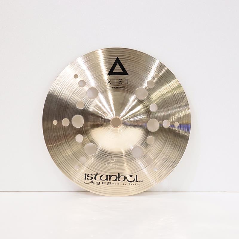 楽器種別：新品Istanbul／Agop/新品 商品一覧＞＞ドラム【10，000円〜20，000円】 商品一覧＞＞シンバル/スプラッシュ/Istanbul／Agop 商品一覧＞＞安心してお買い物頂けるよう、スネアもシンバルも丁寧梱包でお届けします！Istanbul／Agop Xist ION Splash 8'' [169g]商品説明＜Xist Series＞従来の伝統的なシンバル製法と最新のテクノロジーを結合することで、低コストながらあらゆるドラマーのニーズに応えるサウンドを実現しました。80％の銅と20％の錫を含んだ合金を使用したモデルです。＜Xist ION＞シンバル本体に丸く穴をあけた斬新なデザインのモデル。素早い反応と、強烈なローピッチ・クラッシュサウンドと伸びのあるサスティーンが特徴的で、エフェクト・シンバルの新たな選択肢として堂々のラインナップ！サイズ：8インチウェイト（実測値）：169g※店頭にて試打を解禁しております為、細かな傷や打痕などが発生する場合がございます。予めご了承ください。イケベカテゴリ_ドラム_シンバル_スプラッシュ_Istanbul／Agop_新品 SW_Istanbul／Agop_新品 JAN:4560287441409 登録日:2026/03/19 シンバル イスタンブール アゴップ