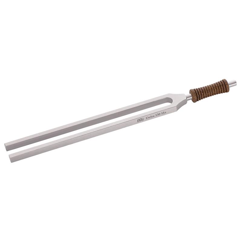 楽器種別：新品MEINL/新品 商品一覧＞＞パーカッション【10，000円〜25，000円】 商品一覧＞＞その他パーカッション/MEINL 商品一覧＞＞安心してお買い物頂けるよう、小物楽器もカホンも丁寧梱包でお届けします！MEINL TTF-DELTA [Binaural Therapy Tuning Forks / 130 Hz]商品説明Binaural Therapy Tuning Forks128Hzのフォーク(TTF-128)と一緒に左右の耳元で鳴らすことで、脳に周波数の差を「うなり」として知覚させ、特定の周波数帯域の脳波を誘発させるシリーズ。※別売りのTTF-128と一緒にご使用ください。＜バイノーラル効果＞バイノーラル効果とは、左右の耳にわずかに異なる周波数の音を聞かせることで、脳が第三の周波数（バイノーラルビート）を知覚し、それに同調する現象のことを指します。この効果を利用すると、脳波の状態を変化させ、リラクゼーションや集中力向上、睡眠促進などの目的に活用できます。チューニング：130 Hzサイズ：9.6'' / 24.38cm付属品：Premium stainless steelイケベカテゴリ_パーカッション_その他パーカッション_MEINL_新品 SW_MEINL_新品 JAN:0842960113495 登録日:2025/06/07 パーカッション マイネル