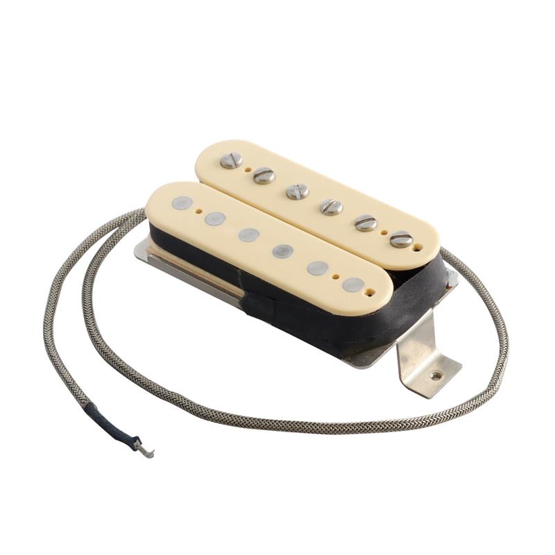 楽器種別：新品Toneism Pickups/新品 商品一覧＞＞楽器アクセサリ【35，000円〜75，000円】 商品一覧＞＞ピックアップ/エレキギター用ピックアップ/Toneism Pickups 商品一覧＞＞品揃え豊富な当店なら弦、パーツ、ケーブルなどのアクセサリーがまとめて揃います！Toneism Pickups TONEISM VOHB#57 ダブル・クリーム リア ※納期1〜2ヶ月商品説明■ Toneism Pickups とは名だたる米国ギターブランドにおけるカスタム部門での華々しい経歴に加え、ギター愛好家のバイブル 『ザ・ビューティ・オブ・ザ・バースト』『ザ・ギャラクシー・オブ・ストラト』 の著者としても名を馳せる レジェンド 岩撫安彦氏 が集大成として造り上げた究極のピックアップ「TONEISM PICKUPS」。■ 製品コンセプトプレイヤーのタッチに敏感に反応し、感情の動きを余すところなく表現するビンテージピックアップ。オリジナルの優れた設計を土台としながらも、その数十年にわたる歴史の中では数多くの製造手法の変化がありました。またそれらの個体がギターに組み込まれて世に出た後も部材に様々な経時変化が起こり、実質的にはスペックが変わりました。ビンテージピックアップの大きな特長とも言える多くの個体バリエーションは、時の流れの中でこの二つのファクターが重なりあう事で生み出されていったのです。そのバリエーションの中でも選び抜かれた数少ない個体は、その高度な表現力でプレイヤーと一体となり、多くの聴衆を魅了してきました。ビンテージ・ピックアップは単なるパーツではなく、ギタリストたちがミュージックシーンの歴史を切り拓いていく上での、必要不可欠な力の一つだったといっても過言ではありません。トーンイズムでは、こうした認識の上で長年にわたって積み上げたビンテージピックアップの分析研究の結果に基づき、代表的なビンテージ・トーンを再現するモデルと、音作りのノウハウを生かしたカスタム・ピックアップを製作しています。■ 製作者 岩撫 安彦 氏70年代にギターのリペア、ビンテージのレストアで楽器業界でのキャリアを開始。80年代にはその経験を生かして製作を開始。その後渡米して米国企業でのカスタム・ギター製作部門勤務を経て帰国。米国ブランド輸入代理店のアドバイザーを務めた後、自身のギター・ブランドを立ち上げる。その間、ギター関連の雑誌にコラムを持ち、また楽器に関する専門書を執筆。米国で英語版も出版された。2000年代には再び米国企業に勤務、アジア圏を含めた多数の国を管轄するなど製作側ではなく運営側で販路の拡大に務めた。日本とアジア市場を統括した日本の子会社のトップとなり、十数年のキャリアを経て独立。長年の構想、研究の集大成ともいえるピックアップの製作、販売をトーンイズムとしてローンチするに至る。■ VOHBとはTONEISM VOHB はビンテージのオリジナルの製作手法に忠実に従って作ったダブルコイル・ハムバッカーです。無数のバリエーションが存在するP.A.Fのトーンを、 57，58，59，60，と代表的な年代を軸としてまとめ、時代と共に変化した細かな仕様の組み合わせをP.A.Fの基本トーンの上に作りこんでいます。またP.A.F後継のパテントナンバーでは仕様の安定した時期にフォーカスし、64としています。? VOHB#57リア初期のP.A.Fに見られた、繊細で枯れ感、生音感の際立つA3マグネットを土台としたピックアップです。他のマグネットに比べ磁力がやや低目なので、パワー感もやや控え目なローゲインタイプとなっています。リアはフロントと同様で、繊細さと抜け、コードの分離感を重視した傾向でややパワーを上げてバランスをとっています。※ビス/スプリングは付属しません。取り付けには標準的なインチサイズビス(#3-48)をご使用ください。商品詳細製品サイズ: 84.5×37.5×29.5mm製品重量: 約120gパワーレベル: ミディアム抵抗値: 7.9-8.5Kコイルワイヤー: AWG42プレーンエナメルマグネット: アルニコ3ボビン: ブチレート製ベースプレート: ジャーマンシルバー（洋銀）製リードワイヤー: プッシュバック、2ストランド網線シールドポッティング: 無しビス規格: インチ #3-48パッケージサイズ: 10.2 x 9.8 x 6.8 cm総重量(パッケージを含む): 約0.165 kg付属品: 無し生産国: 日本イケベカテゴリ_楽器アクセサリ_ピックアップ_エレキギター用ピックアップ_Toneism Pickups_新品 SW_Toneism Pickups_新品 JAN:4515515350169 登録日:2025/06/19 トーンイズム ピックアップ