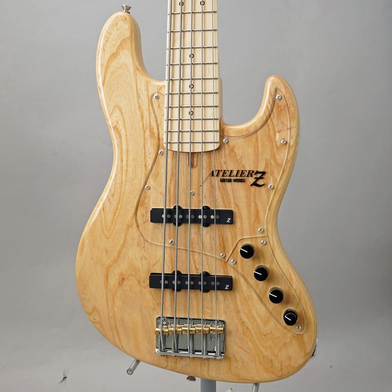 楽器種別：新品ATELIER Z/M Models 商品一覧＞＞ATELIER Z/新品 商品一覧＞＞ベース【305，000円〜575，000円】 商品一覧＞＞エレキベース/多弦ベース/ATELIER Z 商品一覧＞＞当店のベースは、出荷前に専門スタッフが検品・調整しているので安心です！ATELIER Z M#265 2025 LIMITED (NAT/M)商品説明Atelier Zの超定番モデル M#265、東京楽器博2025にて発表された『限定10本』の特別モデルが入荷！M（Magunitude)#265は青木智仁氏のシグネイチャー・モデルとして発売されたモデルですが、今や数多のプロ/アマを問わないミュージシャン達が使用し、スタンダード・モデル且つ、アトリエ Zを代表する機種です。70年代のJBトーンを元にしたクリアな高域と図太い低域を持ち、木目の詰まったアッシュ・ボディから繰り出されるサウンドは、所謂ドンシャリ・サウンドの王道を体感でき、そのサウンドは唯一無二の個性を放っています。限定仕様の本器はチェンバードされたアッシュボディを採用しライトウエイトを実現、ネックにはラッカー塗装を採用し、艶やかなルックスと心地よいグリップ感が特徴的で演奏性、実用性ともに向上しております。軽量ながらもメイプル指板の組み合わせによって明瞭な音のハリと締まりのある低音は安心いただけるAtelier Zサウンドです。コントロール系統は1ヴォリュームとピックアップバランサー、マスタートーン、トレブル/ベースの2バンドEQのブーストが搭載し、更に裏パネルを開けるとMid-CUTトリムが付いていますので、幅広くお好みのセッティングに調整可能となっております。またこちらのモデルは指板のポジションマークに蓄光ルミンレイを採用、暗所での視認性を高めるとともに、ステージ上で存在感を放ちます。更に弦間19mmを採用するワイドピッチなのでスラップ時のプレイアビリティはもちろん、4弦ベースからの持ち替えもスムーズに行えます。レギュラーのM#265とは一味違った魅力を放つ一本を是非お試し下さい。商品詳細Scale : 34Neck : Maple 1P 21FBody : Ash 2P w/ChamberTuningkey : GOTOH GB528Bridge : ATELIER Z BB519Pickup : ATELIER Z JBZ-5/19Px2Preamp : Bartolini XTCT + Spectrum boostControl : M Vol ，Balancer ，M Tone/sw，Treble/Bass (ブースト量50%の位置にクリックが付いています)Color: NWeight≒3.94kgギグケース付属イケベカテゴリ_ベース_エレキベース_多弦ベース_ATELIER Z_M Models_新品 SW_ATELIER Z_新品 JAN:4562211296550 登録日:2025/11/08 エレキベース アトリエ アトリエZ アトリエゼット