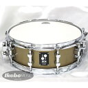 楽器種別：新品スネア/SONOR 商品一覧＞＞スネア【75，000円〜145，000円】 商品一覧＞＞安心してお買い物頂けるよう、スネアもシンバルも丁寧梱包でお届けします！SONOR SQ1-1405SDW SGM [SQ1 Series 14 × 5 / サテン・ゴールド・メタリック]商品説明＜SONOR SQ1 Series＞ソナーの完全カスタム・ドラム・シリーズである、SQ2発売から9年、更なる進化を求めて開発プロジェクトが発足。SQ2で展開された広範なチョイスから、バーチ・シェルにフォーカスし、クリス・コールマンら最前線のトップ・ドラマーたちと協議を重ねて誕生したのが、この「SQ1シリーズ」です。＜シェル・スペック＞「バランスされたサウンド」を念頭に置き、サウンドデザイナーやクラフトマンはもちろん、開発に携わったトップ・ドラマーたちと意見を交わし、数々のシェルスペックをブラインドテストしていったところ、100％ピュアなバーチ・シェルが、他のシェルスペックよりも抜きん出て、「バランスされたサウンド」を発していることを発見。SQ2シリーズでも採用している、プレミアム・ヨーロピアン・バーチをシェル材にし、45°ベアリングエッジと、バスドラムは10 プライ10mm、スネアドラム・タムタム・フロアタムには7 プライ7mmに設定。＜ソナー・スタンダードも採用＞もちろん、ソナーのスタンダードである、材の縦目と横目を交互に組み合わせ、シェル内部を縦目に設定し、シェルの強度とサウンドの伝わりの良さを両立した「CLTF：Cross Laminated Tension Free」構造や、口径をそのサイズより若干小さく設定することにより、シェルの鳴りはもちろん、ドラムヘッドの鳴りや振動をも最大限に引き出す、「OSM：Optimum Shell Measurement」といった、これまでのスタンダードなスペックも採用し、ソナーの現在の集大成的なドラム・シリーズとなりました。＜個性的なカラー・フィニッシュ＞そして、現在のキューバのハバナで生き残っている、ヨーロッパのクラシック・レーシング・カーからインスパイアされた、ソナー工場で一つ一つハンド・ペイントされている、マット（ツヤ消し）な仕上げを施した、懐かしくもあり、新しくもあるフィニッシュとなっています。＜Dual Glide System（デュアル・グライド・システム）＞2012年のWinter NAMM Showより登場したストレイナー・システムを搭載。ストレイナー本体下部の左右にあるスイッチを押しながら引き、スナッピーコードを外すことなくワンタッチでスナッピーの取り付けが可能となった画期的なシステムです。このシステムにより、スナッピーコードを外さずにボトムヘッド（スネアサイド）の交換が可能となりました。また、オン/オフの可動もスムーズで、ストレイナー/バットともに上部にあるテンション調整ボルトも緩みにくい設計となっています。商品詳細＜スペック＞フィニッシュ：サテン・ゴールド・メタリック(SGM)サイズ: 直径14×深さ5インチシェル: プレミアム・ヨーロピアン・バーチシェルの厚み: 7mm （7プライ）テンション・ロッド: 10テンション×2ストレイナー: デュアル・グライド・システム打面ヘッド: レモ社製コーテッド・ミディアムスネアサイド・ヘッド: レモ社製スネアサイドフープ: 2.3mmパワー・フープスネアワイヤー: ステンレス・スティール18本（SW1418S）付属: 専用セミハードケース、ドラムキー（SN-RK）イケベカテゴリ_ドラム_スネア_SONOR_新品 JAN:4044661732203 登録日:2021/06/20 スネア スネアドラム ソナー ゾナー ゾノア