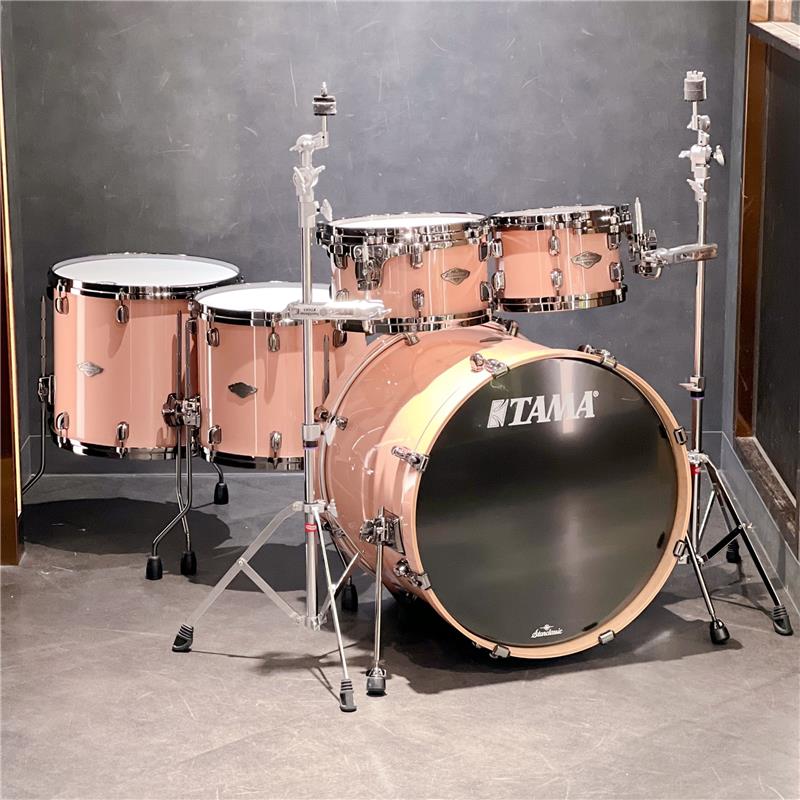 楽器種別：新品TAMA/新品 商品一覧＞＞ドラム【145，000円〜280，000円】 商品一覧＞＞ドラムセット/TAMA 商品一覧＞＞安心してお買い物頂けるよう、スネアもシンバルも丁寧梱包でお届けします！TAMA 【LIMITED MODEL】MBS52HZBNS-DRO [Starclassic Performer 5pcs Shell Kit/Hyper Drive Configuration & Black Nickel Shell Hardware]商品説明※こちら店頭にて試打を解禁しております個体となりますため、指紋汚れや打痕汚れなどの使用感がございます。何卒ご了承下さいませ。※画像内のシンバルスタンドはイメージとなり、実際には付属致しません。【タマより各色4台の限定ドラムセットが発売！超浅胴''ハイパー・ドライブ''仕様のスター・クラシック・パフォーマー・キット！】STARCLASSIC PERFORMER 5pcs Kit / Hyper Drive Configuration & Black Nickel Shell Hardware-そのパワフルかつ表現力豊かなサウンドによって高く評価されているTAMA Starclassic Performerに、超浅胴仕様''ハイパー・ドライブ''サイズのタムをフィーチャーした限定モデルが登場します。超浅胴シェルが生み出す、パンチの効いたアタックと明瞭なトーン。浅さを生かしたセッティングの自由度。そしてタムタムを低い位置にもセットできることによるビジュアル的アピール力も特長です。シェルはメイプル バーチのハイブリッドシェル。ハードウェア面においても、Starclassicの看板でもあるStar Cast Mounting Systemを採用することで、Starclassicの持つ「優れたシェル鳴り」を継承しながらも時代のニーズに合わせたサウンドを提供します。フィニッシュには、遊び心とエレガントさを兼ね備えたピンクと、落ち着いた佇まいのモダンなグレーをラインナップ。ブラックニッケルパーツと組み合わせも抜群で、プレイヤーとオーディエンスの心をドライブさせる洗練されたルックスです。-Shells (Maple/Birch)-TT/FT : 6mm， 4ply Birch + 2inner ply MapleBD : 7mm， 5ply Birch + 2inner ply Mapleシェル材には、内側の2plyにメイプルを、外側にバーチを組み合わせたハイブリッドシェルを採用。メイプル材の持つウォームで音抜けの良いシェル鳴りに、バーチ材のはっきりした音像とソリッドなアタックを加えることで、バランスの取れたクリアでパンチのあるサウンドを実現します。-Hyper Drive Toms-10''x6.5''、12''x7''と、シェル鳴りが心地良いレゾナンスとパワー、そしてアタックの効いたキレの良さを両立するバランスを目指した超浅胴のタムサイズ。サウンドだけでなく、その浅さを活かしたセッティング自由度の高さも魅力です。-Die Cast Hoops-高い剛性を持つ亜鉛ダイキャスト製フープが、ヘッドとフープの接触面を常に垂直に保ちシビアなチューニングにも敏感に対応します。基音のはっきりしたパワーのあるサウンドも大きな魅力です。-Drum Heads-・TT/FT打面 : EVANS G1 Coatedボトム: TAMA オリジナル Power Craft II クリアヘッド・BD打面 : EVANS GENERA EQ4 Clearフロント: TAMA オリジナル黒ヘッド-Black Nickel Shell Hardware-限定シェルカラーを一段と引き締めるブラックニッケルハードウェアを採用しました。●MBS52HZBNS(シェルキット)内容22''x18'' バスドラム (タムホルダーベース無)10''×6.5'' タムタム12''x7'' タムタム14''x12'' フロアタム16''x14'' フロアタムMC69 シングルタムアタッチメント(×2)Color :Dusty Rose (DRO)※画像はイメージです。※本商品はスネアドラムを除くいた、シェルキットのみでの販売となります。また各ドラムは、スネアドラムを除き、単品での販売はございません。※タムアタッチメントを除き、写真のスタンド類・ペダル・シンバルは商品に含まれません。イケベカテゴリ_ドラム_ドラムセット_TAMA_新品 SW_TAMA_新品 JAN:4549763378118 登録日:2026/05/02 ドラムセット ドラムキット タマ