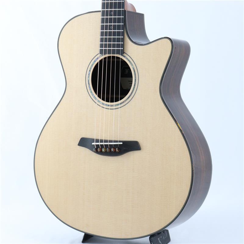 楽器種別：新品Furch/新品 商品一覧＞＞アコースティック・エレアコギター【325，000円〜610，000円】 商品一覧＞＞アコースティックギター/Furch 商品一覧＞＞アコギ買うなら、当店で！出荷前の検品・調整はもちろん、丁寧梱包でお届けします！Furch Yellow Gc-SRa #137974 フォルヒ商品説明1981年、旧チェコスロバキア領でブルーグラスミュージシャンにより設立されたフォルヒギターズ！！岡崎倫典さん、中川イサトさん、岸部眞明さん、UK（MOROHA）さん等、錚々たるアーティストに使用される今話題のブランドです！ヨーロッパを代表するブランドの一つとして主にフィンガースタイルのギタリストに愛されるフォルヒ。その造りの丁寧さ、美しい仕上げ、洗練されたサウンド、滑らかな弾き心地、数多のミュージシャンに使用されるのに十分な理由のある素晴らしいギターです。本器「Yellow Gc-SRa」は、フォルヒギターの王道Yellowシリーズ(旧23シリーズ)のグランドオーディトリアムカッタウェイスタイル！！トップ材はAAAグレードのシトカスプルース、サイドバック材はAAグレードのインディアンローズウッドを採用。優れた音量バランスと深みのある低音のオーディトリアムボディと、クリアで立ち上がりの早いスプルーストップの組み合わせは、幅広いジャンルにお使い頂ける非常に汎用性の高いサウンドが魅力的です。1音1音の分離感も良く、ベースラインやメロディを前に出したいプレイヤーの方に相応しいギターと言えます。ナット幅は45mmと広めとなっておりますが、薄めのネックシェイプによって得られる抜群のプレイアビリティは多くのプレイヤーからの支持を集めています。また、ロゼッタには細めのアバロン、ポジションマークはエクリプスタイプ、バインディングとブリッジピンにはべっ甲柄を採用する等、隅々までこだわられたデザインは、上品で落ち着いたヨーロピアンな雰囲気を感じさせてくれます。アメリカンギターとは一味違うヨーロッパの風を是非ご体感ください！！◆CNR System Active（Composite Neck Reinforcement System）◆こちらのモデルは、フォルヒ独自開発の「CNR System Active（Composite Neck Reinforcement System）」が搭載されています。既存のCNRネックシステムからアップデートされた革新的なネック設計です。最も特筆すべき特徴として、ネックブロックに設置された弦高調整ボルトによりネックの角度調整が可能で、サドルを削ることなく弦高調整を行うことが出来るようになりました。更に、以前のシステムよりネックの剛性と安定性が向上していることから、より長期にわたってプレイアビリティと安定性を維持することが実現しました。※このボルトを使って安全にネック角度を調整するには、専用工具及び調整技術を習得した技術者による操作が必要ですので、池部楽器店アコースティックフロアスタッフまでご相談ください。商品詳細Top: AAA Sitka SpruceBack and Sides: AA Indian RosewoodNeck: MahoganyBracing : Scalloped X BracingNut Width: 45mmFingerboard: EbonyBridge: EbonyScale Length: 650mmTuner：GOTOH 510 エボニーボタンCase：Hard Caseイケベカテゴリ_アコースティック・エレアコギター_アコースティックギター_Furch_新品 SW_Furch_新品 JAN:2500020011904 登録日:2026/05/13 アコースティックギター アコギ ファルヒ