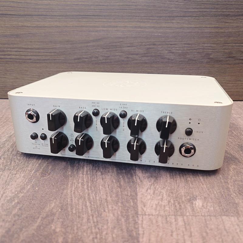 楽器種別：ユーズドDarkglass Electronics/ユーズド 商品一覧＞＞ギターアンプ・ベースアンプ【45，000円〜90，000円】 商品一覧＞＞ベースアンプ/ヘッド/Darkglass Electronics 商品一覧＞＞安心してお買い物頂けるよう、ミニアンプもコンボアンプも丁寧梱包でお届けします！Darkglass Electronics USED 中古 Microtubes 500商品説明ダークグラスのコンパクトヘッドアンプが中古で入荷！500W RMSの出力をよりコンパクトで軽い筐体に収めた本機は、Microtubes 900ほどのパワーを必要としな いプレーヤーに対してよりお求めやすい価格でMicrotubes 900 のサウンド、汎用性、デザインを手に入れられる新しいオプションです。デュアルMicrotubesエンジンを搭載し、B3KとVMTを選択可能です。また、クリーンチャンネルにゲインとマスターボリュームを搭載し、さらに4バンドアクティブイコライザーを備え、Lo Mid とHi Midはそれぞれ2種類の周波数の切り替えが可能です。細かな擦り傷やMasterノブに若干ガリがございますが、動作は良好です。付属品：箱、電源ケーブル保証：保証無し現状販売イケベカテゴリ_ギターアンプ・ベースアンプ_ベースアンプ_ヘッド_Darkglass Electronics_ユーズド SW_Darkglass Electronics_ユーズド JAN:2500080875591 登録日:2026/04/26 ベースアンプ ベース用アンプ ダークグラス
