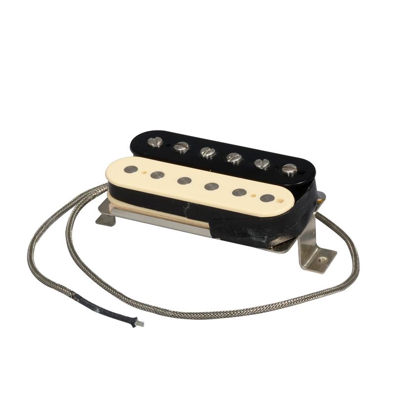 楽器種別：新品Toneism Pickups/新品 商品一覧＞＞楽器アクセサリ【35，000円〜75，000円】 商品一覧＞＞ピックアップ/エレキギター用ピックアップ/Toneism Pickups 商品一覧＞＞品揃え豊富な当店なら弦、パーツ、ケーブルなどのアクセサリーがまとめて揃います！Toneism Pickups TONEISM VOHB#59 ゼブラ リア ※納期1〜2ヶ月商品説明■ Toneism Pickups とは名だたる米国ギターブランドにおけるカスタム部門での華々しい経歴に加え、ギター愛好家のバイブル 『ザ・ビューティ・オブ・ザ・バースト』『ザ・ギャラクシー・オブ・ストラト』 の著者としても名を馳せる レジェンド 岩撫安彦氏 が集大成として造り上げた究極のピックアップ「TONEISM PICKUPS」。■ 製品コンセプトプレイヤーのタッチに敏感に反応し、感情の動きを余すところなく表現するビンテージピックアップ。オリジナルの優れた設計を土台としながらも、その数十年にわたる歴史の中では数多くの製造手法の変化がありました。またそれらの個体がギターに組み込まれて世に出た後も部材に様々な経時変化が起こり、実質的にはスペックが変わりました。ビンテージピックアップの大きな特長とも言える多くの個体バリエーションは、時の流れの中でこの二つのファクターが重なりあう事で生み出されていったのです。そのバリエーションの中でも選び抜かれた数少ない個体は、その高度な表現力でプレイヤーと一体となり、多くの聴衆を魅了してきました。ビンテージ・ピックアップは単なるパーツではなく、ギタリストたちがミュージックシーンの歴史を切り拓いていく上での、必要不可欠な力の一つだったといっても過言ではありません。トーンイズムでは、こうした認識の上で長年にわたって積み上げたビンテージピックアップの分析研究の結果に基づき、代表的なビンテージ・トーンを再現するモデルと、音作りのノウハウを生かしたカスタム・ピックアップを製作しています。■ 製作者 岩撫 安彦 氏70年代にギターのリペア、ビンテージのレストアで楽器業界でのキャリアを開始。80年代にはその経験を生かして製作を開始。その後渡米して米国企業でのカスタム・ギター製作部門勤務を経て帰国。米国ブランド輸入代理店のアドバイザーを務めた後、自身のギター・ブランドを立ち上げる。その間、ギター関連の雑誌にコラムを持ち、また楽器に関する専門書を執筆。米国で英語版も出版された。2000年代には再び米国企業に勤務、アジア圏を含めた多数の国を管轄するなど製作側ではなく運営側で販路の拡大に務めた。日本とアジア市場を統括した日本の子会社のトップとなり、十数年のキャリアを経て独立。長年の構想、研究の集大成ともいえるピックアップの製作、販売をトーンイズムとしてローンチするに至る。■ VOHBとはTONEISM VOHB はビンテージのオリジナルの製作手法に忠実に従って作ったダブルコイル・ハムバッカーです。無数のバリエーションが存在するP.A.Fのトーンを、 57，58，59，60，と代表的な年代を軸としてまとめ、時代と共に変化した細かな仕様の組み合わせをP.A.Fの基本トーンの上に作りこんでいます。またP.A.F後継のパテントナンバーでは仕様の安定した時期にフォーカスし、64としています。? VOHB#59 リア50年代末にかけて多くの個体で使われたアルニコ4マグネットを土台としています。アルニコ4の基本キャラクターはタイトなロー、ジューシーなミッドとハイです。アルニコ2とアルニコ5の中間的なキャラクターで、アルニコ2よりはハイの存在感と複雑さがあり、アルニコ5ほどはドライでドンシャリではありません。リアはややファットにしたコイルを使用しています。※ビス/スプリングは付属しません。取り付けには標準的なインチサイズビス(#3-48)をご使用ください。商品詳細製品サイズ: 84.5×37.5×29.5mm製品重量: 約120gパワーレベル: ミディアムハイ抵抗値: 8.2-8.4Kコイルワイヤー: AWG42プレーンエナメルマグネット: アルニコ4ボビン: ブチレート製ベースプレート: ジャーマンシルバー（洋銀）製リードワイヤー: プッシュバック、2ストランド網線シールドポッティング: 無しビス規格: インチ #3-48パッケージサイズ: 10.2 x 9.8 x 6.8 cm総重量(パッケージを含む): 約0.165 kg付属品: 無し生産国: 日本イケベカテゴリ_楽器アクセサリ_ピックアップ_エレキギター用ピックアップ_Toneism Pickups_新品 SW_Toneism Pickups_新品 JAN:4515515350268 登録日:2025/06/19 トーンイズム ピックアップ