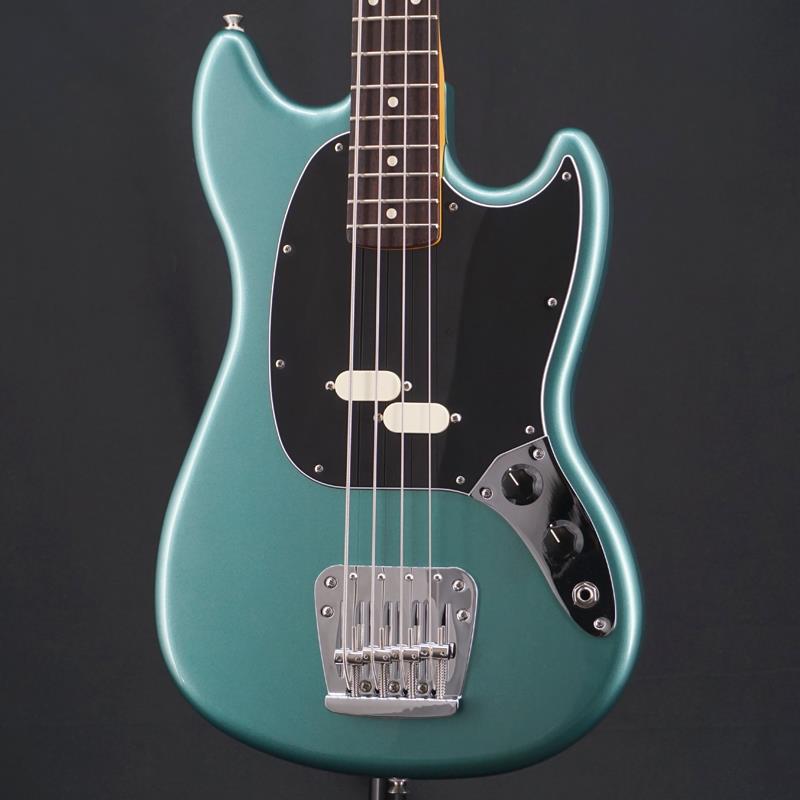 楽器種別：ユーズドFender USA/Others 商品一覧＞＞Fender USA/ユーズド 商品一覧＞＞ベース【110，000円〜215，000円】 商品一覧＞＞エレキベース/ミニベース/Fender USA 商品一覧＞＞当店のベースは、出荷前に専門スタッフが検品・調整しているので安心です！Fender USA USED 中古 American Professional Classic Mustang Bass (Faded Sherwood Green Metallic/Rosewood)商品説明よりクラシカルな仕様に進化したAmerican Professional Classic Mustang Bass！American Professional Classic Mustang Bassは、ヴィンテージの魅力とモダンなパフォーマンスが完璧に融合したベースです。 ヴィンテージにインスパイアされたCoastline 70 Mustang Bassスプリットコイルピックアップを搭載し、パンチと明瞭度の高い、深みのあるトーンを奏でます。洗練されたModern Cシェイプネックは、快適な演奏性を提供し、Fenderロリポップチューナーは、クラシックなルックスと正確なチューニング安定性を両立しています。カスタムフェードのヴィンテージ仕上げや、フェンダーらしいクラシックな塗装をラインナップ。サウンドだけでなく、見た目の美しさにもこだわりました。 American Professional Classic Mustang Bassは、フェンダー黄金期の魂を受け継ぎながら、現代のプレイヤーのために進化したモデルです。細かな擦り傷や軽い打痕は見受けれられるものの、比較的キレイなコンディションです。恐らくナットが交換されているかと思われます。トラスロッドの余裕もあり、ネックコンディションも良好です。Weight≒3.76kg付属品：純正ギグバッグイケベカテゴリ_ベース_エレキベース_ミニベース_Fender USA_Others_ユーズド SW_Fender USA_ユーズド JAN:2500030873981 登録日:2026/04/26 エレキベース フェンダー ふぇんだー フェンダーUSA FenderUSA