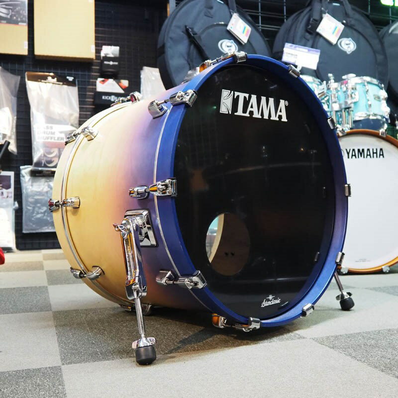 楽器種別：ユーズドドラムセット/TAMA 商品一覧＞＞ドラムセット【25，000円〜50，000円】 商品一覧＞＞安心してお買い物頂けるよう、スネアもシンバルも丁寧梱包でお届けします！TAMA 【USED】Starclassic Walnut/Birch Bass Drum 22×16 [WBSB22DM/Satin Purple Atmosphere Fade]商品説明【スタークラシック・ウォルナット/バーチのバスドラム単品中古品が入荷！】[Starclassic Walnut/Birch]近年の驚異的なドラムテクニックの向上は、タムやフロアタムのみならず、個性的なサウンドのシンバルやパーカッションを斬新に取り入れることで、かつてないほど表情豊かな表現方法を用いるアプローチをますます可能にしました。この新たな潮流の中でStarclassicが目指したのは、そのような多彩な音使いを際立たせるためのしっかりとした存在感を示しつつも、音の分離を明確にすることで、プレイヤーの表現を的確に周りへ伝えることができるドラムサウンドです。それを実現するため我々は既存のシェルマテリアルに捕らわれない、ありとあらゆる可能性を探る研究を重ねました。そして数えきれないほどの試行錯誤の結果辿り着いたのが、このハイブリッドシェルWalnut/Birchです。新たな、そしてこれからの時代に求められるサウンドを提供する新しいStarclassicの形。それがこのStarclassic Walnut/Birchです。●Walnut/Birch Hybrid ShellsWalnut材特有の中低域の丸みを帯びた暖かみと高級感溢れた芯のあるシェル鳴りに、Birch材のはっきりした音像とソリッドなアタックを組み合わせたハイブリッドシェルを採用。この組み合わせによりシェル単体の鳴りは保持しながらも、ドラムセット全体でのサウンドを調和させるフォーカスされたサウンドは、バンドの中での存在感を発揮しつつも、コントロールされたサスティーンと明確な音像、そして何より叩いていて心地よい温かな響きを可能にします。また、シェル内面には艶消しのクリア塗装を施すことで、見た目の美しさだけでなく、明瞭でまとまりのあるサウンドをもたらします。●Star-Cast Mounting Systemタムタムのシェルの鳴りを妨げないように、フープ部分を手で掴んで持った状態 を想定してStarclassicシリーズに採用しているのがStar-Cast Mounting Systemです。タムホルダーのLロッドとの連結部分には、レバーのON/OFFを切り替えるだけでメモリーロックを着脱できる機構を採用。セットアップとティアダウンが簡単に行えるようになりました。●Quick-Lock Tom BracketsQuick-Lock Tom Bracketは、Super Resonant Mounting SystemとSTARシリーズのフロアタムブラケットの為に開発された画期的な新機構。タムタムやフロアタムのセットアップやティアダウンを素早く、簡単に行えるだけではなく、一度セッティングしたタムタムの高さやフロアタムの脚の長さを再現する際に、これまでのようにメモリーロックを別に取り付ける必要が無い仕組みです。●Die-Cast Hoops高い剛性を持つ亜鉛ダイキャスト製フープが、ヘッドとフープの接触面を常に垂直に保ちシビアなチューニングにも敏感に対応します。基音のはっきりしたパワーのあるサウンドも大きな魅力。サイズ：22×16シェル：8mm，5ply Birch ＋ 2 inner ply American Black Walnutフィニッシュ：Satin Purple Atmosphere Fade (SAF)フープ：Wood Hoop※中古品のためキズや汚れ、打痕等ございます。予めご了承くださいませ。イケベカテゴリ_ドラム_ドラムセット_TAMA_ユーズド JAN:2530800048721 登録日:2024/04/18 ドラムセット ドラムキット タマ