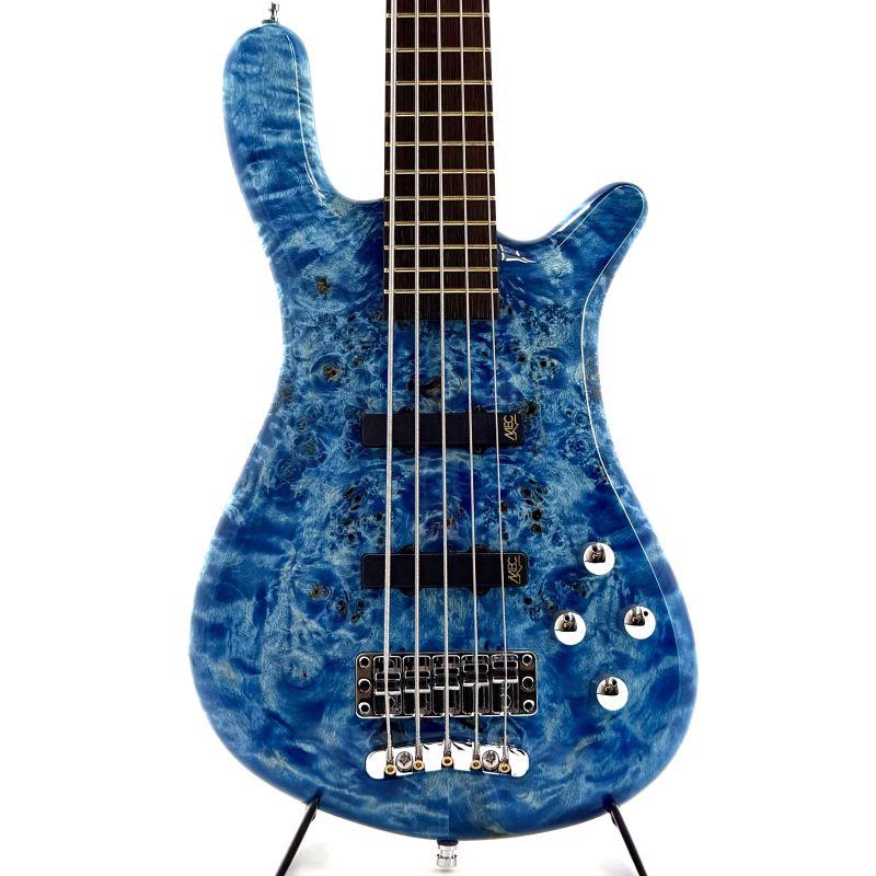 楽器種別：新品Warwick/Streamer 商品一覧＞＞Warwick/新品 商品一覧＞＞ベース【440，000円〜825，000円】 商品一覧＞＞エレキベース/多弦ベース/Warwick 商品一覧＞＞当店のベースは、出荷前に専門スタッフが検品・調整しているので安心です！Warwick Pro Series Streamer LX 5st Birdseye Poplar Top (Bleached Blue TP HP) [Ikebe 50th Anniversary Special Edition] #14001商品説明【イケベ楽器店創業50周年モデル】イケベスタッフがドイツ工場にて木材をセレクト＆オーダーした「バーズアイポプラ」トップのスペシャルエディション！Warwick× イケベの長年の信頼関係を元に、50周年特別企画として実現したスペシャルエディションモデル。国内初のショップオーダーによるプロシリーズ（ドイツ製）モデルとなります。Warwickの礎を築いた代表格モデルを網羅する、ドイツ製レギュラーシリーズであるプロシリーズ。通常はカスタムスペックは受注不可の本シリーズですが、ドイツ本国での直接のディスカッション/材選定、そしてなによりもハンス・ピーター会長/二コラ新社長を含む現地スタッフ＆国内代理店との長年の強いパートナーシップから実現した、「レギュラー価格帯でありながら、ショップオーダーらしい個性を活かしたスペック」を持ったイケベ渾身のモデルです。ベーシックとしたのは、ブランドの代表格ストリーマーシリーズのスタイルはそのままに、ボルトオン仕様とすることによりコストパフォーマンスに長けたモデルとなるLX。ラウンドした小ぶりなボディにより、奏法を問わず高い演奏性を誇る人気モデルです。オヴァンコール/ウエンジという代名詞ともいえるエキゾチックウッドを採用した硬質なネックに、MECピックアップ、ヘヴィー＆タイトなセパレートブリッジ、効きの良い2バンドEQ等、ハイミッドのアタックが効いたワーウィックらしい良い意味でのクセの部分と、ライブ/REC問わず対応可能な扱いやすさを共存させた定番スペックを採用。そして何よりも強い個性を放つのはボディからくるそのルックス。生き物のような蠢くコブを持つ「バーズアイポプラ」をボディトップに、またその木目を最大限活かすマッチングを過去の膨大なアーカイブからセレクトした、カタログ外の重厚なカラーリングを採用しました。通常モデルにはない個性的なルックスに仕上げつつも、従来のクオリティはそのまま（むしろ限定生産の為か、気合の入った作りが感じとれます）で、Warwickならではの個性溢れるサウンドをお楽しみ頂けます。もちろん重量、木目、質感など、ドイツ現地工場にて膨大な木材ストックの中からイケベスタッフが1枚1枚丁寧にセレクトいたしました。ボディ材によるルックス面での個体のオリジナリティも非常に強く、シリーズ生産ながら「世界に1本のベース」を強く感じて頂ける仕様に仕上がっています。かねてからのWarwickとの強い信頼関係と、イケベ50周年という特別な機会により実現したスペシャルモデル、是非ご体感ください。商品詳細Machineheads : Warwick Machine HeadsNut : Just-A-Nut III TedurNeck Wood : Ovangkol neckFretboard : Wenge fingerboardFluorescent Side Dot : Fluorescent Side DotsFingerboard Radius : 26 (660 mm)Scale length : 34 / 864 mm (long scale)Width Nut : 45，0 mm / 1.8Width 12th fret : 60，8 mm / 2.4Width 24th fret : 69，11 mm / 2.7Fret quantity material and size : 24 Jumbo Bronze (extra hard) Frets (Width: 2.9 mm / Height: 1.3 mm)Frets : IFT - Invisible Fretwork TechnologyBody Shape : Curved Body ShapeBodywood (Topwood / Backwood) : Hand Selected Birdseye Poplar / Alder backPickups : Active MEC pickups J/JElectronic : Active MEC 2-way electronicsPot layout : Volume (P/P) / balance / bass / trebleBridge system : Warwick 2-piece solid brass 3D bridgeStrap system : Warwick Security LocksConstruction : Bolt-OnHardware colour : ChromeColor : Bleached Blue Transparent High Polishギグケース付属イケベカテゴリ_ベース_エレキベース_多弦ベース_Warwick_Streamer_新品 SW_Warwick_新品 JAN:4033685542806 登録日:2026/05/02 エレキベース ワーウィック ストリーマー