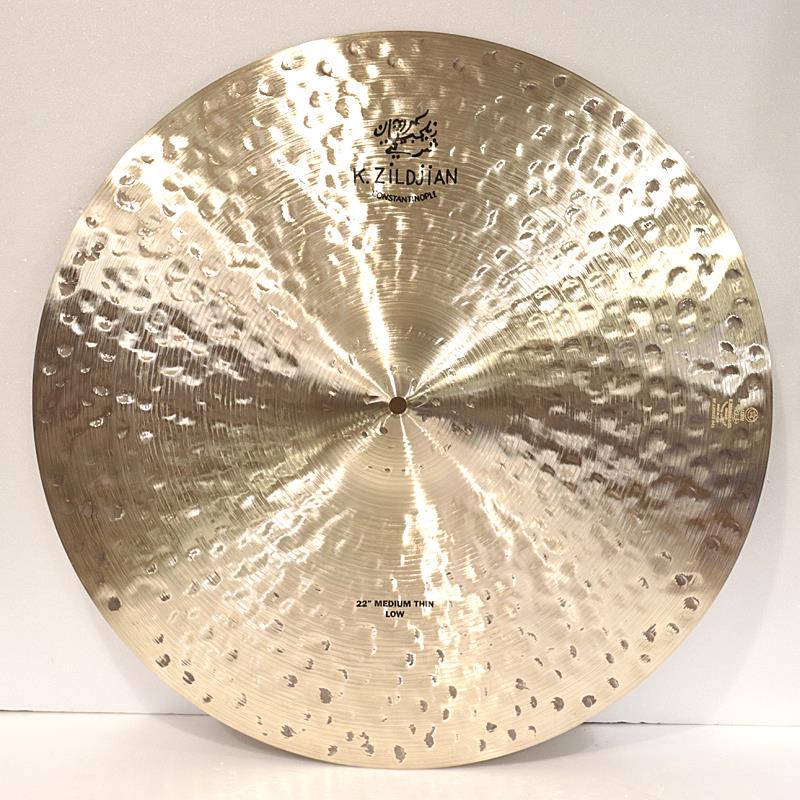 楽器種別：新品Zildjian/K Constantinople 商品一覧＞＞Zildjian/新品 商品一覧＞＞ドラム【80，000円〜150，000円】 商品一覧＞＞シンバル/ライド/Zildjian 商品一覧＞＞安心してお買い物頂けるよう、スネアもシンバルも丁寧梱包でお届けします！Zildjian K Constantinople Medium Thin Ride Low 22'' [NKZL22CONMTL] [2474g]商品説明＜K Constantinople＞蘇るクラシックKサウンド、その比類なき表現力。ワイルドグループ・レイジング、ランダム＆エキストラ・ハンマリングが生む深い響きはジルジャン・シークレット・アロイの芸術性の高さの証明。＜Medium Thin Ride Low＞ミディアムシンウエイトでクラッシュ時の適度なたわみと音の広がりを持つ。スティック音はクリアー、ローピッチ。サイズ：22インチウェイト：約2474g※店頭にて展示、試打を解禁しております為、打痕や指紋汚れが発生する場合がございます。イケベカテゴリ_ドラム_シンバル_ライド_Zildjian_K Constantinople_新品 SW_Zildjian_新品 JAN:0642388188903 登録日:2026/09/21 シンバル ジルジャン Kコンスタンチノープル