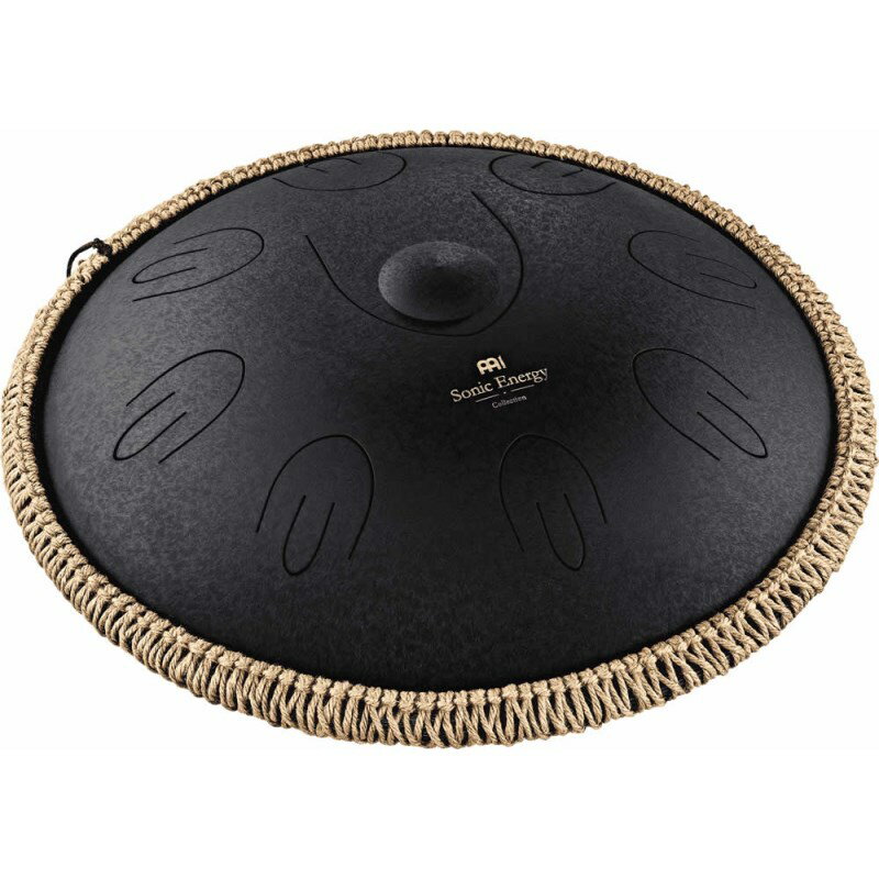楽器種別：新品MEINL/新品 商品一覧＞＞パーカッション【40，000円〜80，000円】 商品一覧＞＞その他パーカッション/MEINL 商品一覧＞＞安心してお買い物頂けるよう、小物楽器もカホンも丁寧梱包でお届けします！MEINL Sonic Energy Octave Steel Tongue Drums / Black - D Kurd [OSTD1BK]商品説明[Octave Steel Tongue Drums]Meinl Sonic Energy Octave Steel Tongue Drumは、16インチサイズの高品質なステンレス鋼で作られており、センターにはベースサウンドを出すノート(キー)、その周囲には8つのノートがあります。この8つのノートはそれぞれ2枚のリードで構成されており、2オクターブの音色でハンドパンに似た、瞑想的で素晴らしい音色を奏でることができます。マレットでも指でも演奏可能です。楽器の底部にはサウンドホールがあり、シリコンプラグの脱着が可能で、サウンドホールを閉じると、よりコンパクトなサウンドにすることができます。また、床置き演奏時の滑り止めとして、3つのシリコン製ラバーフィートがついています。チューニングは2種類、また各花柄デザインが施されたモデルもあり、合計4種での発売となります。[OSTD1BK]サイズ：16インチチューニング：D Kurd (D3/A3，Bb3，C4，D4，E4，F4，G4，A4)カラー：Black付属品：マレット、バックイケベカテゴリ_パーカッション_その他パーカッション_MEINL_新品 SW_MEINL_新品 JAN:0842960108163 登録日:2023/03/17 パーカッション マイネル