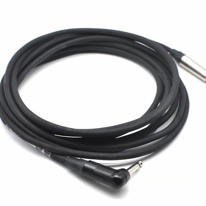 楽器種別：新品NEW GRID TONE/新品 商品一覧＞＞楽器アクセサリ【15，000円〜35，000円】 商品一覧＞＞シールドコード/シールドコード/NEW GRID TONE 商品一覧＞＞品揃え豊富な当店なら弦、パーツ、ケーブルなどのアクセサリーがまとめて揃います！NEW GRID TONE RT-002 (5M/LS)商品説明全体的に太く、密度のある温かいサウンドを持つRT-002が登場。全域に渡って濃い音が特徴ですが、奏法によって低音が多く感じる事もあるかと思います。弦楽器で使用される場合は速度のあるピッキングにしっかりと腕の重さを乗せられるギターリスト、またはベーシストにはとてもオススメです。RT-001同様、こちらもまた倍音の粘り方や弾き心地は生楽器らしい心地よさで、古き良き時代のシンプルなセットとの相性も良好です。アナログシンセやサンプラーなどの出力に使用も大変面白い使い方ができます。当店でも所縁のある川崎哲平， 黒柳能生 (SOPHIA)，Hiromu Fukuda (Suspended 4th)，Mutsumi etc...（敬称略）も愛用している納得のブランドです。【開発者コメント】こちらもNEW GRID TONEを立ち上げる前からあるケーブルですが「RT-001の使い心地に太さを足してグイグイとえぐりこむようなサウンドも欲しい...」と思い個人的な趣味で多弦ギターやダウンチューニングで回り込むようなローも出せるがピッキング1発で音符がしっかり切れるなサウンドを狙い開発したところ、たまたま持ち込んだ現場でベーシストからも大好評！！信じられない位にドライブツマミを回して歪ませても音程が見える嘘みたいなケーブルでギャンギャン歪んだギターをプレイしたいという事も意識して更に開発したところ...深く歪ませたベースでもオケで浮くことがなくボトムがしっかり出せる！！多弦ベースの低音弦で音がぶれない！！と、これまたベーシストから大好評。現代的なパリッとした明瞭なサウンド感のベースには特に相性が良いです。勿論ギターにも相性抜群ですよ！！少し古いチューブアンプでピッキングを思いきりねじ込んでドライブさせるようなスタイルのギター演奏では粘り気も気持ちが良いケーブルに仕上がっています。開発者は現代的なモダンなハイゲインアンプでめちゃくちゃにゲインを上げて楽しんでおります。イケベカテゴリ_楽器アクセサリ_シールドコード_シールドコード_NEW GRID TONE_新品 SW_NEW GRID TONE_新品 JAN:2500040803794 登録日:2025/11/20 ニューグリッドトーン シールドケーブル