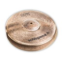 楽器種別：新品シンバル/Schlagwerk Percussion 商品一覧＞＞シンバル【35，000円〜70，000円】 商品一覧＞＞安心してお買い物頂けるよう、スネアもシンバルも丁寧梱包でお届けします！Schlagwerk Percussion SR-CHH12 [Cajon HiHat 12 / カホンハイハット12インチ]商品説明【Designed in Germany / Handcrafted in Turkey：カホンを知り尽くしたシュラグヴェルクから、カホンのためのシンバル登場！】＜Cajon Cymbals / カホン・シンバル＞材質は高品質のB20ブロンズ。すべてにハンドハンマードが施され、その反応のよさと見事なダイナミックレンジは伝統的なトルコのシンバル製作技術、匠の技。手で鳴らすことを重視して作られたシンバルです。カホンのセットアップは、このシンバルで完成！高品質素材B20ブロンズの自然な特長をできる限り残す製法によって完成したサウンドとアピアランス。パーカッションシンバルとしてオールラウンドに使えるスグレモノです。＜Cajon HiHat 12 / カホンハイハット12インチ＞トップはシンウェイトの薄め、ボトムは厚めのペア。カホンとの組み合わせを重視したコンパクトサイズですが、この12ハイハットが繰り出すファンキーでストレートなフルサウンドも魅力。また、ロッドやスティックでビートを刻めば、B20ブロンズらしいサウンドが引き立ちます。イケベカテゴリ_ドラム_シンバル_Schlagwerk Percussion_新品 JAN:4260094113628 登録日:2018/08/22 シンバル シュラグベルク シュラグヴェルク