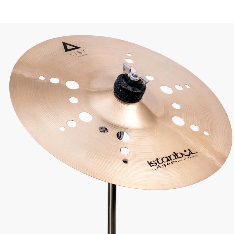 楽器種別：新品Istanbul／Agop/新品 商品一覧＞＞ドラム【10，000円〜20，000円】 商品一覧＞＞シンバル/スプラッシュ/Istanbul／Agop 商品一覧＞＞安心してお買い物頂けるよう、スネアもシンバルも丁寧梱包でお届けします！Istanbul／Agop Xist ION Splash 8商品説明-Xist Series-80％の銅と20％の錫を含んだ合金を使用したモデルです。従来の伝統的なシンバル製法と最新のテクノロジーを結合することで、低コストながらあらゆるドラマーのニーズに応える汎用性の高いサウンドを実現しました。-Xist ION Splash-明るい高域と落ち着きのあるトーンのバランスに優れたXist Splashに、穴あけ加工とブリリアント・フィニッシュを施しています。サウンドにトラッシーな成分が加味され、ソフトなアタックと開放的な鳴り、素早い立ち上がりと減衰を発揮します。他のシンバルと組み合わせてスタック(重ね)シンバルとしても効果的なモデルです。サイズ：8インチ※画像はイメージです。シンバルスタンドは付属致しません。イケベカテゴリ_ドラム_シンバル_スプラッシュ_Istanbul／Agop_新品 SW_Istanbul／Agop_新品 JAN:4560287441409 登録日:2026/02/26 シンバル イスタンブール アゴップ