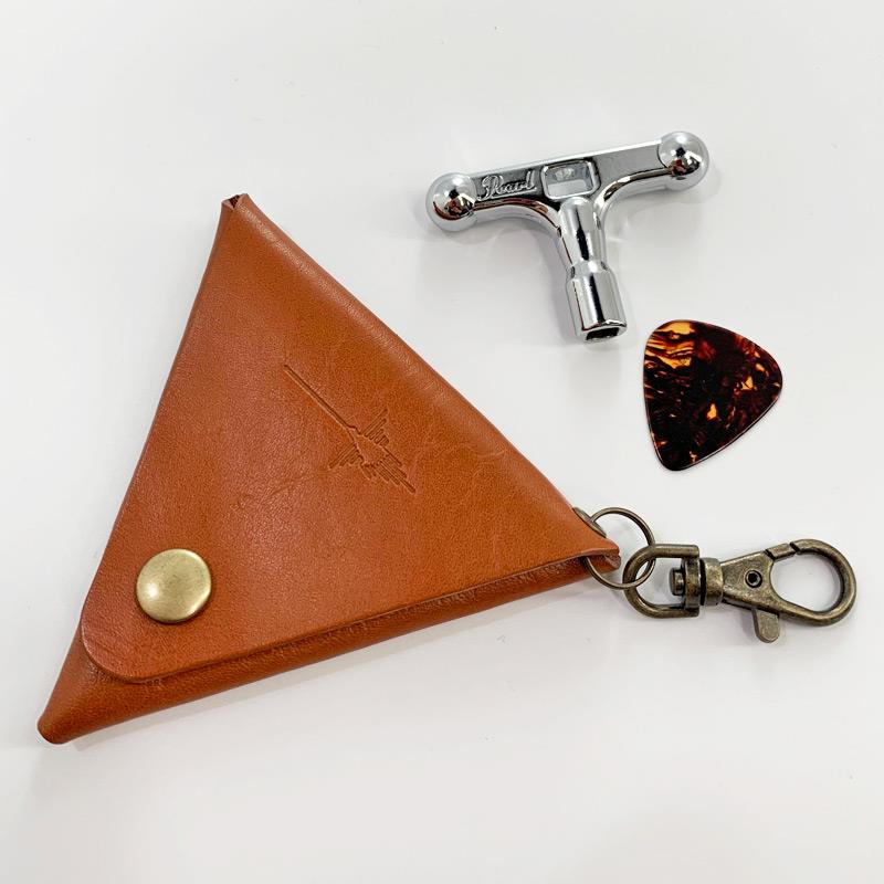 楽器種別：新品NAZCA/新品 商品一覧＞＞楽器アクセサリ【〜5，000円】 商品一覧＞＞その他楽器アクセサリ/NAZCA 商品一覧＞＞品揃え豊富な当店なら弦、パーツ、ケーブルなどのアクセサリーがまとめて揃います！NAZCA LEATHER MULTI CASE (ブラウン)商品説明NAZCA LEATHER MULTI CASEギター/ベース用プロテクトケースで大人気のNAZCA（ナスカ）から、用途に合わせて自由に使える、本革製のマルチケースが新登場！ギターピックやアコギ用カポタスト、ドラム用チューニングキーといった各種パーツを収納したり、細々とした小物の持ち歩きやコインケースなどにも幅広く使っていただけます。手に収まるコンパクトな形状ながら、ピックなら約20枚前後が収納できる容量を備えました。表裏にあるスナップボタンを全て外すと平らに広がり、小さなパーツの確認や出し入れも簡単にできる使い勝手の良いデザインです。使いこむほどに柔らかくなじんでくる革の感触も魅力です。楽器関連に限らず小物入れとしてどなたにもお使いいただけ、長く使ううちに風合いも増すのでちょっとしたプレゼントにもおすすめです。サイズ：一辺 約10cm/高さ 約2cm※保証なし※画像は使用イメージです。楽器本体、ギターケース本体、ピック、チューニングキー等は付属しておりません。※一部画像は他カラーのものを使用しておりますイケベカテゴリ_楽器アクセサリ_その他楽器アクセサリ_NAZCA_新品 SW_NAZCA_新品 JAN:4582187079438 登録日:2025/09/23 パーツ