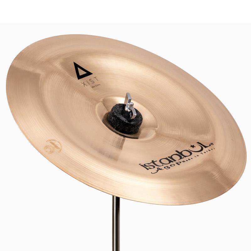 楽器種別：新品Istanbul／Agop/新品 商品一覧＞＞ドラム【10，000円〜25，000円】 商品一覧＞＞シンバル/チャイナシンバル/Istanbul／Agop 商品一覧＞＞安心してお買い物頂けるよう、スネアもシンバルも丁寧梱包でお届けします！Istanbul／Agop Xist Brilliant Mini China 10商品説明-Xist Brilliant Series-80％の銅と20％の錫を含んだ合金を使用したモデルです。従来の伝統的なシンバル製法と最新のテクノロジーを結合することで、低コストながらあらゆるドラマーのニーズに応える汎用性の高いサウンドを実現しました。Xist Brilliantはシンバルに研磨加工を施したモデルで、華やかな倍音と豊かな低域が得られ、アタックもややソフトとなったマイルドなサウンドが特徴です。-Xist Brilliant Mini China-小口径のチャイナシンバルです。明るく鮮明なアタックと、小径ゴングサウンドを彷彿とさせるエスニックなサステインを発揮するトラッシュ・エフェクトです。サイズ：10インチ※画像はイメージです。シンバルスタンドは付属致しません。イケベカテゴリ_ドラム_シンバル_チャイナシンバル_Istanbul／Agop_新品 SW_Istanbul／Agop_新品 JAN:4560287441584 登録日:2026/02/26 シンバル イスタンブール アゴップ