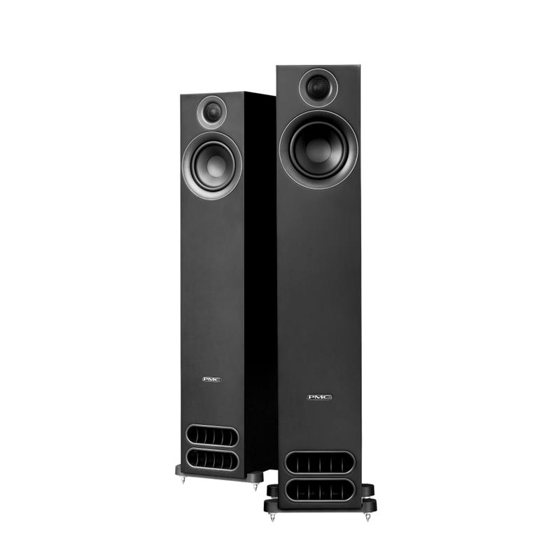 楽器種別：新品PMC/新品 商品一覧＞＞レコーディング【280，000円〜525，000円】 商品一覧＞＞モニタースピーカー/モニタースピーカー/PMC 商品一覧＞＞パワーレックは、専門スタッフに気軽に相談できる渋谷発のDTM・レコーディング機材専門フロアです。PMC Prodigy5 (ペア)(ピーエムシー)(フロアスタンディングスピーカー)(モニタースピーカー)(ホームオーディオ)(-PRD5-B)商品説明【製品の特長】★サイズを超えた実力。スタジオのクオリティをあなたの部屋にProdigyは、性能を重視するPMCの設計思想に基づいています。繊細に設計され、超高解像度を誇るProdigyは、音楽制作のあらゆる過程で使用を想定しています。だからこそ、Prodigyはアーティストのデスクトップやレコーディングスタジオに留まらず、自宅のシアタールームまで、ありとあらゆる音楽制作シーンで採用されています。リアルな演奏の音質を重視し、それをそのままユーザーの耳に届けます。Prodigyは、PMCの設計指向を体現した典型的なシリーズです。英国の自社工場で設計・製造され、コンパクトなブックシェルフ型「Prodigy1」とフロアスタンド型「Prodigy5」の2モデルで構成されています。どちらのモデルも、PMC全製品に搭載されている革新的技術の一つであるATL技術により、そのサイズからは想像できないほどの驚くべき解像度と低音の深みを実現しています。バランスの取れた音質で駆動も容易なため、高品質なオーディオ機器とマッチします。また、一貫した特性とトーンバランスにより、最新のサラウンド音楽フォーマットに対応したイマーシブオーディオシステムを構築する際にも、PMCのスピーカーを自由に組み合わせることができます。そして、これらのイマーシブミックスの制作現場においても、Prodigyは使用されています。●2ウェイフロアスタンディングスピーカー?「Prodigy5」Prodigy5は、コンパクトながらパワフルなフロアスタンド型スピーカーです。スタンド付きのブックシェルフスピーカーと変わらない省スペース設計で、様々なスタイルの部屋にフィットします。そして広い空間においても、重量感のあるクリアに定位された音楽を楽しむことができます。●独自開発のトランスミッションライン技術?「ATL」PMC独自のトランスミッションライン技術であるATL（Advanced Transmission Line）は、スピーカー内部に設けられた長い音導管により、サイズを超えた深く正確な低音を実現。音量の大小に関わらず一貫した低音バランスを保ちます。さらに、ドライバーへの負荷を抑えた設計により低歪みを実現し、中高音域の明瞭さも向上。これにより、全帯域で透明感のある自然な音楽再生を可能にしています。●F1レーシングの空力技術を応用した気流制御?「Laminair」PMCが誇るLaminair技術は、F1レースカーの空力設計を応用して開発されました。スピーカーの開口部での空気の流れを「層流」化することで、従来のバスレフポートで発生しがちな乱流やポートノイズを解消。ATL(TM)技術と組み合わせることで、クリーンで正確な低音再生を実現します。大音量時でも風切り音や濁りのない、スムーズな低域特性を実現しています。●Prodigy1との共通仕様・同社Result6モニタースピーカーと同一の27mm ソフトドームツイーターを採用・ツイーター磁気回路を磁性流体とヒートシンクで冷却・カスタムウェーブガイドと、一体設計の『ディスパージョングリル』により軸外特性を改善・反転ダストキャップを搭載した、ナチュラルファイバー素材による130mmウーファーを採用・高出力なボイスコイルとフェライト磁石、ロングストロークに対応したサスペンションを搭載・マットブラックフィニッシュで、日常に溶け込むコンパクトなシルエット※「Prodigy5」用グリルは別売りとなります【製品の仕様】●周波数特性 35Hz - 25kHz (-3dB)●感度 87.3dB SPL (1W 1m)●推奨アンプ出力 20〜250W●実効ATL(TM)長 1.96m●インピーダンス 6 Ω●ドライブユニット 高域ユニット：PMC 1インチ / 27mmソフトドーム低域ユニット：PMC 5.25インチ/133mm ナチュラルファイバー・ロングストローク LT(TM)●クロスオーバー周波数 1.7kHz●入力端子 4mmバインディングポスト×1ペア●外形サイズ 約905mm×（スパイク装着時 +20mm）×165mm（安定用台座含む233mm）×237mm（オプショングリル装着時 +10mm）●重量 約10kg（1台） ●付属品 スパイク＆スパイク受けイケベカテゴリ_レコーディング_モニタースピーカー_モニタースピーカー_PMC_新品 SW_PMC_新品 JAN:4562314020083 登録日:2026/08/13 モニタースピーカー スタジオモニター