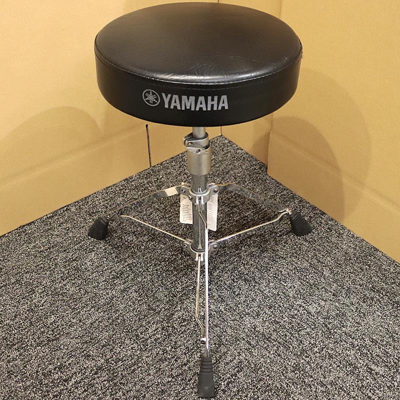 楽器種別：アウトレットYAMAHA/アウトレット 商品一覧＞＞ドラム【5，000円〜15，000円】 商品一覧＞＞ドラム椅子/YAMAHA 商品一覧＞＞安心してお買い物頂けるよう、スネアもシンバルも丁寧梱包でお届けします！YAMAHA DS750 [Drum Stool]【店頭展示特価品】商品説明※店頭にて展示、試座を解禁しております為、キズや汚れ等の使用感がございます。適度な硬さのラウンドシートを採用した、スタンダードなドラムスツールです。＜スペック＞座面サイズ：ラウンドシート（直径300mm）座面の高さ：480〜710mmレッグ形状：3脚（一重構造）高さ調整：クランプロッド方式（メモリークランプ付き）イケベカテゴリ_ドラム_ドラム椅子_YAMAHA_アウトレット SW_YAMAHA_アウトレット JAN:4960693170632 登録日:2026/10/19 ヤマハ