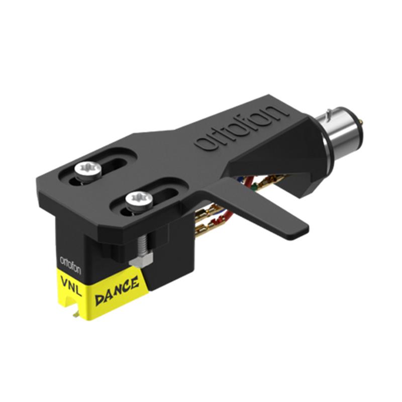 楽器種別：新品Ortofon/新品 商品一覧＞＞DJ機器【15，000円〜35，000円】 商品一覧＞＞DJアクセサリー/カートリッジ/Ortofon 商品一覧＞＞DJ関連機器担当部門 Power DJ'sは1998年開店　渋谷発・国内最大級のDJ機材専門フロアです。Ortofon VNL DANCE Premounted on SH-2 【ワイドレンジな音楽再生向けカートリッジ】（オルトフォン）商品説明★大音量・クリア・パワフル。出力10mVのVNL★VNL DANCE Premounted on SH-2はテクノ・ハウスをはじめとしたジャンルに適した高出力の楕円針カートリッジです。また、軽質量なヘッドシェルSH-2にプリマウントされ、箱を開けるとすぐに使用できます。■VNL DANCE Premounted on SH-2の特徴楕円針を用いた上位グレードのDANCEは、イエローの蛍光スタイラスをシンボルとしています。高剛性であることはTRIXと同じですが、盤面の音声をより精緻にピックアップできる楕円針の採用により、VNLシリーズの中で最もクリアでワイドレンジな音楽再生を可能としています。Concorde MkII Clubをよりパワフルにしたかのような、それでいてリッチで高品位、かつ量感豊かなサウンドのDJ針が欲しいときは、このDANCEの出番です。■10mVの大出力に支えられた、パワフルでクリアなサウンドカートリッジの出力電圧の値は、それが大きいほど大音量とパワー感を得ることができます。しかし、音量だけを追い求めて無理にパワーを出し過ぎると再生音のバランスが崩れ、歪みなどの原因にもなり得ます。オルトフォンは長年の知見から、再生音を飽和させることなくクリアで音の通りがよく、かつパワフルな大音量を得ることが可能な発電エンジン（磁気回路）を開発しました。■スタイラス（交換針）部分を蛍光とし、視認性を強化VNL TRIX/DANCEでは、カートリッジ先端のスタイラス（交換針）部分を蛍光仕様としました。これにより、暗い現場でもレコード盤上の針先を視認しやすくなります。また、TRIXをホワイト、DANCEをイエローの蛍光とし、それぞれの取り違えも防いでいます。■スタイラスに互換性をもたせた、TRIX/DANCE共通のボディ10mVの大出力を誇るTRIXとDANCEのボディは、この2機種に合わせて新規に開発されました。このため両者のボディは共通であり、スタイラス（交換針）部分を挿し替えてプレイを楽しむことができます。TRIXが相応しいバトルシーンではホワイトの針先、DANCEのパフォーマンスが望まれる場面ではイエローへ。自重や針圧は共通につき、スタイラスの差し換えだけで瞬時にそのキャラクターを変化させられるのがVNLシリーズの強みです。【主な仕様】出力電圧 (1kHz， 5cm/sec.): 10mVチャンネルセパレーション (1kHz): 22dB周波数特性 (20Hz-20，000Hz): ±3dBトラッキングアビリティー（315Hz、適正針圧下）: 100μm水平コンプライアンス: 12μm/mN スタイラスタイプ: Ellipticalスタイラスチップ半径:r/R 8/18μmカンチレバー素材: アルミニウム適正針圧: 4.0g推奨負荷抵抗値: 47kΩ自重:7g（カートリッジ本体）対応交換針(別売):Stylus VNL TRIX（JAN：5705796130294）/ Stylus VNL DANCE（JAN：5705796130300）---※店頭、または通信販売にて売却後、敏速な削除は心掛けておりますが、web上から削除をする際どうしてもタイムラグが発生してしまいます。万が一商品が売切れてしまう場合もございますので予めご了承ください。イケベカテゴリ_DJ機器_DJアクセサリー_カートリッジ_Ortofon_新品 SW_Ortofon_新品 JAN:5705796014075 登録日:2025/11/20 レコード針 カートリッジ ターンテーブル