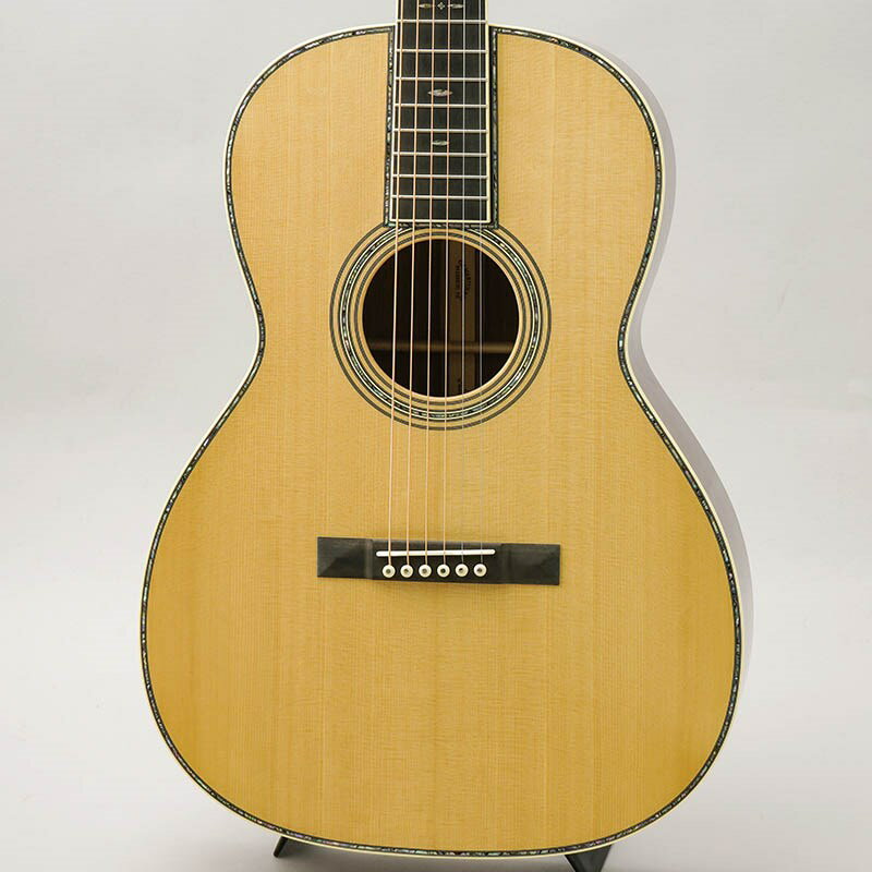 楽器種別：新品アコースティックギター/MARTIN 商品一覧＞＞アコースティックギター/MARTIN/Custom Shop 商品一覧＞＞アコースティックギター【2，065，000円〜3，845，000円】 商品一覧＞＞アコギ買うなら、当店で！出荷前の検品・調整はもちろん、丁寧梱包でお届けします！MARTIN CTM 000-45S Adirondack Spruce VTS / Guatemalan Rosewood -Factory Wood Selection Custom Model-商品説明-Factory Wood Selection Custom Model-　-極上ウッドマテリアル- エレガントな00012Fスタイル、スロテッドヘッドのトーチインレイが眩い逸品。厳選のファクトリー選定材にて製作。ラグジュアリーなディテール感溢れるカスタムショップ製 000-45S。★ファクトリー現地選定材による最上級のウッドマテリアル★TOP材には、VTS（ヴィンテージ・トーンシステム）の施されたアディロンダックスプルースをチョイス★S&Bは、サップのインパクトが抜群のグアテマランローズをセレクト★Late20s スタイルを踏襲したデザイン。名器 Stephen Stills モデルも彷彿とさせるディテール。★12Fジョイントならではの深い鳴り・・・繊細なタッチも余すところなく表現可能★スロテッドヘッドに燦然と輝くトーチインレイ多くのアーティストに愛され、何時の時代も憧れの存在で有り続ける最高位機種の数字・・・それが「45」「イツカハヨンゴー！！」このワードは、マーティンフリークの共通言語とも言えるでしょう。本器は、そんな憧れの45の中から1920年代後半のスタイルで製作した、12Fジョイントスロテッドヘッドスタイルの[000-45S] あの名手スティーブン・スティルスも愛した至高の45をカスタマイズしたスペシャルな逸品。本器は、マーティンファクトリーに専任スタッフがおもむき、現地にてカスタムショップスタッフと共に入念に、厳選に厳選を重ねセレクトされた、極上材にて製作。カスタムショップの担当者ダニー・ブラウン氏のお墨付きの極上材・・・氏と共に厳選したその素材は、選定担当者曰く・・・トップ材について：アディロンと判らないくらいびっしり目が詰まっている材をゲット出来ました！！軽量でしなやか、柔らかいタッチでほどける様な倍音が出る…しかしタップトーンはローミッドがしっかりしていて骨太…これはベストチョイスなのでは？？バックについて：「トラディショナルスタイルな000-45なんだ！！」と伝えて一緒に選びました！！板目のものが多い中、ストレートな柾目部分が多く出ている材に決定！！真ん中のサップが大変美しかったので、クリーンなルックスになるバランスを見つつ、木取りをしました！！------至高の贅沢・・・美しい選定材・・・VTS（エイジングの施された）アディロンダックスプルースのトップ材のキメ細かさ・・・美しいグレインのグアテマランローズウッドのサイド＆バック材・・・そこに施されたカスタムショップの職人魂が光る美しいインレイワークに溜め息を漏らさざるおえません。麗しいルックスに惹かれ、奏でてみれば・・・このサイズ感ならではの、深く明瞭なワイドレンジな音色に聞き惚れてしまいそう・・・12Fジョイントならではの繊細なタッチ感の再現と力強さの両立は、他では、得られないフィーリング。軽く爪弾いただけで、全身に感じられる美しい音の波紋・・・一つ一つの響きが珠玉の音色です。美しい佇まいと音色で他の追従を許さない至高の一本。この機会に是非、貴方の手に・・・◆ハードケース付属商品詳細-SPEC-TOP: AdirondackSpruce-VTS PremiumSide＆Back: Guatemalan RosewoodBracing: Adirondack SpruceScalloped 1/4Bridge: Black EbonyFingerboard: BlackEbonyFingerboardInlay: Golden Era Style 45 SnowFlake（Long）Spacing: 1 3/4 x 2 1/4 x 2 1/4Headstock: Slotted with Square SlotsHeadpInlay: TorchNeck: Genuine Mahgany (Mod V)Scale: 25.4Top Color: Clearイケベカテゴリ_アコースティック／エレアコギター_アコースティックギター_MARTIN_Custom Shop_新品 JAN:2500020026786 登録日:2023/12/13 マーチン マーティン