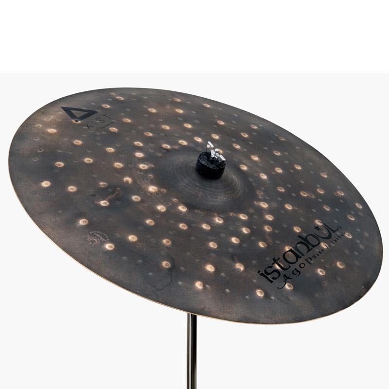 楽器種別：新品Istanbul／Agop/新品 商品一覧＞＞ドラム【25，000円〜55，000円】 商品一覧＞＞シンバル/ライド/Istanbul／Agop 商品一覧＞＞安心してお買い物頂けるよう、スネアもシンバルも丁寧梱包でお届けします！Istanbul／Agop Xist Dry Dark Ride 19商品説明-Xist Dry Dark-フラットライドを除く、全インチの「カップの大きさ」と「ボウの角度」を統一することにより、自由自在に重ねることを実現させた、シンバルの常識を覆す斬新なシリーズです。名称から想像するドライ・ダークサウンドを良い意味で裏切る、究極のエフェクトモデル。レイジング処理を行わず、深いハンマリングを施すことで強烈なアタックと素早い減衰を実現。JAZZサウンドの可能性は残しつつ、奏法に合わせてFUNK、HIP HOP等のエレクトリック・サウンドを自由自在に作れます。-Dry Dark Ride 19-非常にドライで素早い減衰を持ち、ダークサウンドをベースにしたタイトで鮮明なレガート音が得られます。カップ音は明るく、小気味良いアクセントとしてレガートとのコントラストに優れています。複雑な中〜低域の鳴りは感じられるため、デジタリックでありながらも生々しさを残した正に現代版BREAK BEATSサウンドといえるモデルに仕上がっています。アタックの強いダーティーなクラッシュシンバルとしても使用可能です。サイズ：19インチ※画像はイメージです。製造の特性上、個体ごとに色合いなどに差が生じます。また、シンバル表面のキズは製造過程に由来するもので、製品の品質を損なうものではございません。※シンバルスタンドは付属致しません。イケベカテゴリ_ドラム_シンバル_ライド_Istanbul／Agop_新品 SW_Istanbul／Agop_新品 JAN:8697755705346 登録日:2026/02/26 シンバル イスタンブール アゴップ