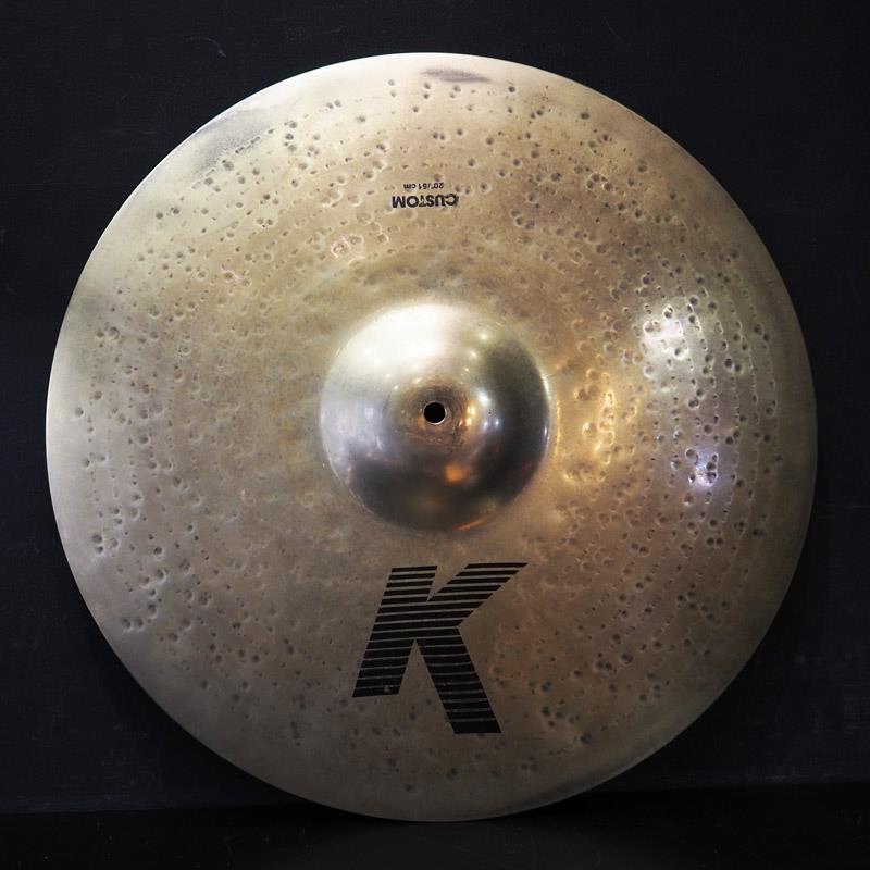 楽器種別：ユーズドZildjian/K Zildjian 商品一覧＞＞Zildjian/ユーズド 商品一覧＞＞ドラム【20，000円〜40，000円】 商品一覧＞＞シンバル/ライド/Zildjian 商品一覧＞＞安心してお買い物頂けるよう、スネアもシンバルも丁寧梱包でお届けします！Zildjian USED 中古 K Custom 20 [2970g]商品説明【Kカスタム・シリーズが登場する前のモデル、Kジルジャン・カスタム・20インチの中古品が入荷！】-K.Zildjian CUSTOM 20''-こちらのモデルはKカスタム・シリーズ(1995年〜)が登場する以前に存在したライドシンバルです。そのためKジルジャン・シリーズに属しています。80年代半ばに開発されたロータリー・ハンマー・マシンでハンマリングされ、さらに不規則なハンマリングを追加。レイジング加工を行わずに研磨加工を施すことによるアーシーなブリリアントフィニッシュなど、それまでのKジルジャンシリーズには無かった「カスタム」の名にふさわしい独特の仕上がりとなっております。ミディアムヘヴィーに相当するウェイトで、艶やかで鮮明なピング音とパワフルで明朗なカップ音を発揮。プレイヤーのスティッキングをはっきりと再現してくれます。煌めきは残しながらも倍音はややドライ。中〜低域の成分が豊かに得られます。サイズ：20インチ※中古品のため細かなキズや汚れ、使用感がございます。予めご了承くださいませ。イケベカテゴリ_ドラム_シンバル_ライド_Zildjian_K Zildjian_ユーズド SW_Zildjian_ユーズド JAN:2500190860586 登録日:2026/03/19 シンバル ジルジャン Kジルジャン