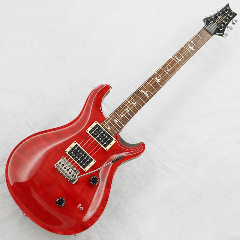 楽器種別：ヴィンテージP.R.S./PRS CORE MODELS (Custom／McCarty) 商品一覧＞＞P.R.S./ユーズド 商品一覧＞＞エレキギター【905，000円〜1，695，000円】 商品一覧＞＞その他/P.R.S. 商品一覧＞＞当店のギターは、出荷前に専門スタッフが検品・調整しているので安心です！P.R.S. VINTAGE Custom Bird Inlay '87 Scarlet Red商品説明『P.R.S.（ポール・リード・スミス）』は、アメリカに本拠を置くギターメーカーです。伝統的なギター製作技術と現代的なデザインを融合させた、高い品質と個性的なサウンドを持つギターとして人気のブランドです。今回入荷はメーカー創業初期の1987年製の1本。マテリアルの随所に初期仕様を感じさせてくれる、とても貴重な1本です。【ボディ】全体重量は約3.75kg。ボディ材はキルト気味のメイプルトップに、マホガニーバック。キャビティ内のレター通り、フェイド感を伴った美しいスカーレットレッドカラーは魅力的です。ボディバックはブラックフィニッシュ仕様となっております。ラッカーフィニッシュならではのウェザーチェック、米粒程度の打痕が数点、擦りキズ等使用感、パーツの若干のくすみはみられますが、比較的きれいなコンディションといえるでしょう。【ネック】ネック材はマホガニー。フィンガーボード材は言わずもがな素晴らしいローズウッドに、ブランドおなじみのバードインレイが散りばめられます。ボディバック同様に、ヘッドトップからネック裏にかけてブラックカラーでフィニッシュされています。ヘッドトップバックに細かな打痕、金属パーツの若干のくすみがみられる程度で、ボディ同様きれいなコンディションをキープしております。チューナーは巻き具合、ロックパーツともにしっかりと機能しております。フレット／ナットは若干の減り程度で、プレイアビリティは良好です。ナット幅42.6mm。計測値で「Wide Fat」に相当する、おなじみのネックシェイプとなっております。【電装系】コントロールは初期仕様の【マスターボリューム／5wayロータリーピックアップセレクター／スウィートスイッチ（ミニスイッチ）】。ロータリースイッチは【フロント（ベース）ハムバッカー／パラレルシングルコイル（内側＋内側）／フロント（ベース）＋リア（トレブル）ミックス／フロント（ベース）＋リア（トレブル）フェイズアウトミックス／リア（トレブル）ハムバッカー】というセレクトが可能。トーンを司るスウィートスイッチとのコンビネーションでとても多彩なトーンを繰り出します。フロントハムバッカーではウォームで太いリードトーン、リアハムバッカーではアタック感と抜けの良さを備えたブライトで伸びやかなオーバードライヴサウンドが得られます。ミックスポジションではそれぞれ、煌びやかで立体感のあるトーンを演出。フェイズアウトポジションにて独特のミッドレンジのくぼみを活かしたファンキーかつエッジの効いたカッティングにも対応します。スウィートスイッチを加えることで高域がなめらかに整えられ、艶やかで洗練されたサウンドバリエーションが魅力です。付属品：ブラックトーレックスハードケース商品詳細Weight：3.75kgBody Material（Top／Back）：Quilted Maple 2 piece／Mahogany 1 pieceNeck Material／Scale Length：Mahogany 1 piece／635mm（25inch）Bridge／Tail：PRS Tremolo unitFingerboard／Fret Marker／Radius：Rosewood／Bird／254.0mm（9.5inch）Nut Width／Fret Width：42.6mm／2.5mm ，24FNeck Thickness（1F／7F／12F）：21.7mm／22.7mm／23.7mmTuners：Schaller/PRS Winged Locking TunerPickup（Neck／Bridge）：PRS Standard Stamped B， Black Bobbin， Non Covered， 8.05kΩ ／PRS Standard Stamped T， Black Bobbin， Non Covered， 9.85kΩ※ピックアップの直流抵抗値はコントロール部を通した計測となります-------Heartman Vintage Guitarsは池部楽器店のヴィンテージ・ギター＆ベースの専門店です-------イケベカテゴリ_エレキギター_その他_P.R.S._PRS CORE MODELS (Custom／McCarty)_ユーズド SW_P.R.S._ユーズド JAN:2500010803243 登録日:2026/04/01 ギター ピーアールエス