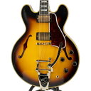 楽器種別：新品エレキギター/Gibson 商品一覧＞＞エレキギター/Gibson/Custom Shop 商品一覧＞＞エレキギター【755，000円〜1，415，000円】 商品一覧＞＞当店のギターは、出荷前に専門スタッフが検品・調整しているので安心です！Gibson Murphy Lab 1959 ES-355 Bigsby Vintage Wide Burst Light Aged【S/N A930775】【TOTE BAG PRESENT CAMPAIGN】商品説明ロックの王者達を満足させるモデル、ES-355！見る方の気持ちを高揚させる、イケベ渾身の「 Pre Sold Limited （PSL）」オーダーモデル！話題沸騰のMurphy Labによるリアルなエイジングが施された極上のオーダーモデルが入荷です！風格たっぷりのVintage (Wide) Burstカラーが施された、1959 ES-355 Bigsby Vintage Wide Burst Light Agedが入荷です！Bigsby B-7も兼ね備えた王者の佇まいをお見逃し無く！！今回の入荷は、皆様の心を擽る魅惑のアイデアが満載した、イケベ渾身の「 Pre Sold Limited （PSL）」オーダーモデル！トップミュージシャン達に愛用される魅惑のES-355！ロックの『ボス』K.R氏の近年のメインギターもES-355ですね！今回、それに勝るとも劣らずの風格を兼ね備えた、魅惑のオーダーモデルがイケベに入荷です！ES-355のこの激渋ながらもビビットでロックなルックスは、ステージで脚光を浴びる事間違い無しでしょう！ES-355はES-335のアップグレード・モデルとしてリリースされました。「ES」シリーズもギブソン・ソリッド・シリーズの流れを組むラインナップ構成がされており、当機はLes Paulで言うところのアップグレード・モデル「カスタム」的な位置付けがされ、「カスタム」特有のスペックを採用している点が特徴となっております。スプリット・ダイアモンド・インレイが施されたラージマルチ・プライ・セル・バインディング、ゴールドパーツの採用等、上位機種らしい豪華さを兼ね備えており、レギュラーESシリーズに比べても圧倒的に重厚な高級感を醸し出しております。ロック好きの方が待ち望んだこのスタイル。Gibson Custom Shopによる逸品が、拘りオーダーモデルで入荷致しました！ヴァリトン・SWも無しでアッセンブリーもモノラル仕様を採用し、直ぐにステージに立てる様に仕上げられています！サウンドはボディウェイトを活かした低域の張りが特徴的、深みのあるナチュラル・ロック・サウンドを生み出します。激渋のVintage Wide Burstカラーが映えまくる逸品！更にはBigsby B-7も兼ね備えた、ロッキッシュさ極まる極上品です！Bigsbyがもたらす倍音感が、ミュージシャン達を魅了致します！ゴールド・ハードウェアが豪華さを彩ります！ウエイトは約4.09Kgです。芯のあるサウンドをご堪能頂けるバランスです。ロールドバインディングされた弾き易いネックには、今や希少なエボニー指板を使用。355に使用されるエボニー指板は、335よりシャープ＆タイトなサウンドで、ゲインを高めても音が潰れ過ぎず抜けが良い男性的なトーンを生み出します！ナッシュビル・ファクトリーならではのフレット処理の良さがプレイヤリティを高めております。ES-355王道のGroverペグが、チューニングの安定度を約束致します！ピックアップはCustombucker Alnico IIIを採用。ポッティングをコイル部分、ベースプレートを含めた全面で廃し、新たに搭載されたバンブルビータイプのペーパーオイルコンデンサーやヴィンテージカーブを追及した500KのCTSポットを併せて装備することでより「剥き出し」な質感のヴィンテージフィール溢れるサウンドを実現しました。今まで以上にピッキングに鋭く追従する鋭敏なレスポンスは、ギターをアンプにプラグインしたその刹那からプレイヤーを魔法の様にES-335トーンの虜にしてしまいます。トーンを絞った際の音抜け感の良さは勿論のこと、ヴォリュームを絞っても程良くブライトさがキープされるコントローラブルなアッセンブリーは現代的な使用方法とも素晴らしい相性を見せてくれます！トーンボリュームの反応が緩やかで手元の操作だけでもあらゆるトーンを生み出してくれることでしょう。更に特筆すべきは全体に施された歴史を再現したようなMurphy Labによるリアルなエイジング加工でしょう！本機は4段階で設けられたエイジングレベルで2段階目の「Light Aged」が施されています。さり気なくも、リアルなエイジング処理が全体に施されております！従来の方法とは違ったエイジングは自然な風合いのウェザーチェックとなり、トップはもちろんバック、ネックまでも経年変化を感じられる仕様。あたかも長く連れ添ってきたかと錯覚させられる「本物」を彷彿とさせるヴィジュアルです。ES-335と同じく、355もブルージーかつ大人の雰囲気を合わせ持ったギターですが、実はクリーン・クランチはもちろん、ハイゲインに歪ましてもしっかりと受けとめてくれる、オールマイティな懐の深いギターです。芳醇なボディ鳴りをリニアに受け止めてくれる弾き易くもしっかりとしたネック・シェイプにブロックポジションマーク。グローヴァー・ペグ・セレクトです。粋なスーパースターが手にするべき一本を是非、貴方に！S/N A930775Weight≒4.09kg商品詳細Body : 3-Ply Maple/Poplar/MapleNeck : Solid MahoganyFingerboard : Ebony 22frets Scale Length : 24.75Nut Width : 1 11/16Bridge : ABR-1/ Bigsby B-7 Grazed Black Enamel Machine Head : Grover Kidney - Milk BottleHardware : GoldPickups : Custombucker Alnico III (Unpotted)Controls : 2 Volume 、2 Tone 、3-way selector switchイケベカテゴリ_ギター_エレキギター_Gibson_Custom Shop_新品 JAN:4570155998867 登録日:2023/10/15 エレキギター ギブソン カスタムショップ