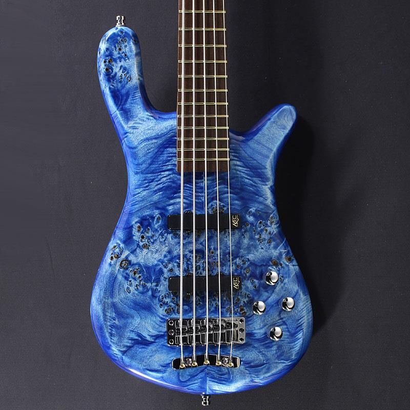 楽器種別：新品Warwick/Streamer 商品一覧＞＞Warwick/新品 商品一覧＞＞ベース【440，000円〜825，000円】 商品一覧＞＞エレキベース/小型ボディ・多フレット/Warwick 商品一覧＞＞当店のベースは、出荷前に専門スタッフが検品・調整しているので安心です！Warwick Pro Series Streamer LX 5st Birdseye Poplar Top (Bleached Blue TP HP) [Ikebe 50th Anniversary Special Edition] #014005商品説明【イケベ楽器店創業50周年モデル】イケベスタッフがドイツ工場にて木材をセレクト＆オーダーした「バーズアイポプラ」トップのスペシャルエディション！Warwick× イケベの長年の信頼関係を元に、50周年特別企画として実現したスペシャルエディションモデル。国内初のショップオーダーによるプロシリーズ（ドイツ製）モデルとなります。Warwickの礎を築いた代表格モデルを網羅する、ドイツ製レギュラーシリーズであるプロシリーズ。通常はカスタムスペックは受注不可の本シリーズですが、ドイツ本国での直接のディスカッション/材選定、そしてなによりもハンス・ピーター会長/二コラ新社長を含む現地スタッフ＆国内代理店との長年の強いパートナーシップから実現した、「レギュラー価格帯でありながら、ショップオーダーらしい個性を活かしたスペック」を持ったイケベ渾身のモデルです。ベーシックとしたのは、ブランドの代表格ストリーマーシリーズのスタイルはそのままに、ボルトオン仕様とすることによりコストパフォーマンスに長けたモデルとなるLX。ラウンドした小ぶりなボディにより、奏法を問わず高い演奏性を誇る人気モデルです。オヴァンコール/ウエンジという代名詞ともいえるエキゾチックウッドを採用した硬質なネックに、MECピックアップ、ヘヴィー＆タイトなセパレートブリッジ、効きの良い2バンドEQ等、ハイミッドのアタックが効いたワーウィックらしい良い意味でのクセの部分と、ライブ/REC問わず対応可能な扱いやすさを共存させた定番スペックを採用。そして何よりも強い個性を放つのはボディからくるそのルックス。生き物のような蠢くコブを持つ「バーズアイポプラ」をボディトップに、またその木目を最大限活かすマッチングを過去の膨大なアーカイブからセレクトした、カタログ外の重厚なカラーリングを採用しました。通常モデルにはない個性的なルックスに仕上げつつも、従来のクオリティはそのまま（むしろ限定生産の為か、気合の入った作りが感じとれます）で、Warwickならではの個性溢れるサウンドをお楽しみ頂けます。もちろん重量、木目、質感など、ドイツ現地工場にて膨大な木材ストックの中からイケベスタッフが1枚1枚丁寧にセレクトいたしました。ボディ材によるルックス面での個体のオリジナリティも非常に強く、シリーズ生産ながら「世界に1本のベース」を強く感じて頂ける仕様に仕上がっています。かねてからのWarwickとの強い信頼関係と、イケベ50周年という特別な機会により実現したスペシャルモデル、是非ご体感ください。Weight: ≒4.05kg商品詳細Machineheads : Warwick Machine HeadsNut : Just-A-Nut III TedurNeck Wood : Ovangkol neckFretboard : Wenge fingerboardFluorescent Side Dot : Fluorescent Side DotsFingerboard Radius : 26 inch (660 mm)Scale length : 34 inch / 864 mm (long scale)Width Nut : 45，0 mm / 1.8 inchWidth 12th fret : 60，8 mm / 2.4 inchWidth 24th fret : 69，11 mm / 2.7 inchFret quantity material and size : 24 Jumbo Bronze (extra hard) Frets (Width: 2.9 mm / Height: 1.3 mm)Frets : IFT - Invisible Fretwork TechnologyBody Shape : Curved Body ShapeBodywood (Topwood / Backwood) : Hand Selected Birdseye Poplar / Alder backPickups : Active MEC pickups J/JElectronic : Active MEC 2-way electronicsPot layout : Volume (P/P) / balance / bass / trebleBridge system : Warwick 2-piece solid brass 3D bridgeStrap system : Warwick Security LocksConstruction : Bolt-OnHardware colour : ChromeColor : Bleached Blue Transparent High Polishギグケース付属イケベカテゴリ_ベース_エレキベース_小型ボディ・多フレット_Warwick_Streamer_新品 SW_Warwick_新品 JAN:4033685542806 登録日:2026/05/13 エレキベース ワーウィック ストリーマー