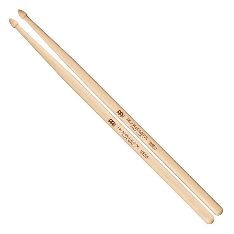 楽器種別：新品MEINL/新品 商品一覧＞＞ドラム【〜5，000円】 商品一覧＞＞スティック/MEINL 商品一覧＞＞安心してお買い物頂けるよう、スネアもシンバルも丁寧梱包でお届けします！MEINL SB123 [BIG APPLE BOP 7A - HARD MAPLE]商品説明ビッグなサウンドを奏でることができる、Fast and Easyなスティックです。大きめのエイコーンチップは、ドラムサウンドを最大限に引き出し、シンバルでは木材スティックならではのトーンを実現します。エキストラロング・テーパーは高速バップ・スタイルのシンバル・パターンやソロにも対応するクイック・リバウンドを生み出します。・Big Acorn Tip・Heavy Maple・Weight & Pitch Matched商品詳細Material：Hard MapleTip：Big AcornSize：40.6cmDiameter：13.7mmTaper Length：Extra-LongWeight：Heavyイケベカテゴリ_ドラム_スティック_MEINL_新品 SW_MEINL_新品 JAN:0842960143447 登録日:2020/12/18 スティック ドラムスティック マイネル