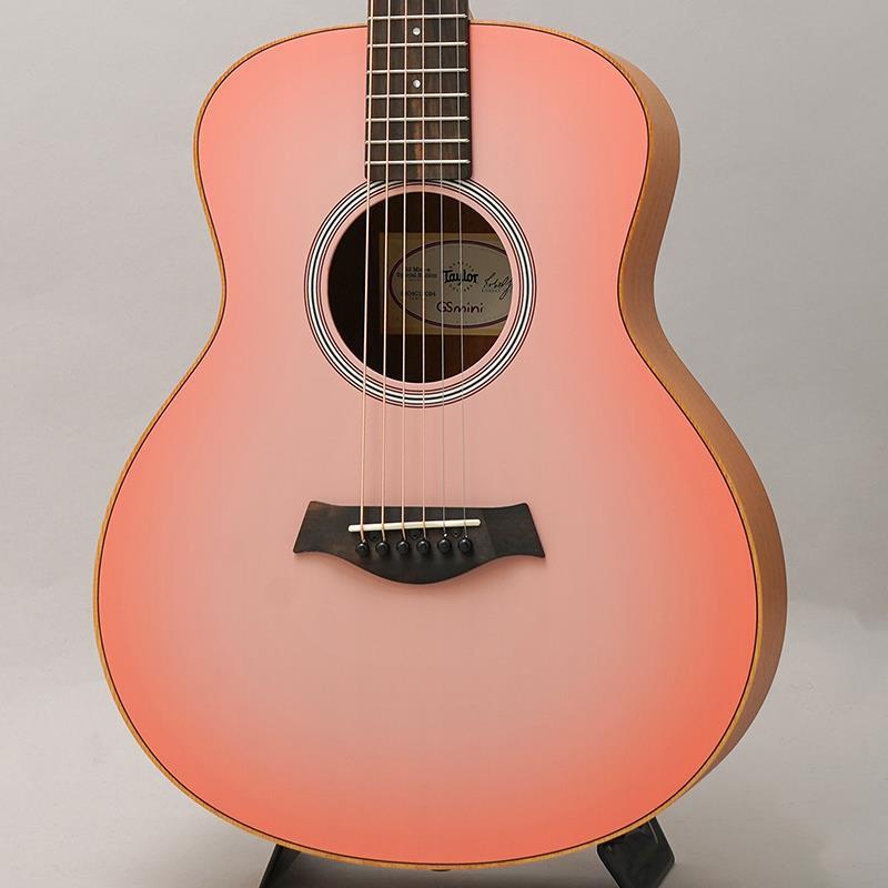 楽器種別：アウトレットTAYLOR/アウトレット 商品一覧＞＞アコースティック・エレアコギター【65，000円〜135，000円】 商品一覧＞＞エレアコギター/TAYLOR 商品一覧＞＞アコギ買うなら、当店で！出荷前の検品・調整はもちろん、丁寧梱包でお届けします！TAYLOR 【超目玉セール】【初売りセール】 【チョイ傷特価】GS Mini-e Special Edition (Sakuraburst) テイラー商品説明ブリッジ部外観不良の為、特別価格でのご提供！通常販売価格：￥119，000(税込)大人気テイラーの限定モデル！小振りなGS Miniのリミテッドエディション！1974年の創立より厳選されたウッドマテリアル、パーツを最新技術と熟達したクラフトマンの手によって生み出されるテイラーのギターはトップミュージシャンからも高い評価と支持を得ており、今やアメリカではトップクラスのシェアを誇る「テイラー」。テイラーのオリジナル・シェイプ「グランド・シンフォニー」をサイズダウンした「GS Mini」の限定カラーモデルが入荷いたしました！通常のサイズとベイビー・テイラーの中間に位置するボディ・サイズとなっています。かわいいルックスながら、サウンドは本格的！GS Miniでは初めての導入となるトリファイド・スプルースの単板材をトップに、サイドバックにはラミネート・サペリを使用しているので、このサイズながら抜群の鳴りが味わえます。ピックアップにはテイラーオリジナルのES-Bが搭載されており、幅広いサウンドメイクが可能です。一般的なギターからおよそ3/4程サイズダウンしたミニギターですが、フルサイズのボディにも負けないパワーに溢れた音量感が特徴です。かわいいルックスながら、サウンドは本格的！お家での練習からステージでのご利用にも幅広く活躍してくれること間違いなし！オススメの1本です！!商品詳細Top Wood: SITKA SPRUCE， TORREFIEDBack/Side Wood: SAPELE， LAYEREDNeck: MAHOGANYFretboard: CRELICAM EBONYNut Width: 1-11/16 Scale Length: 23-1/2Bracing: X-BracingElectronics: ES-Bギグバッグ付属イケベカテゴリ_アコースティック・エレアコギター_エレアコギター_TAYLOR_アウトレット SW_TAYLOR_アウトレット JAN:0887766138945 登録日:2025/12/04 エレアコ テイラー テーラー