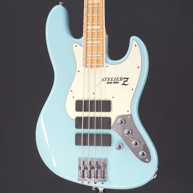 楽器種別：ユーズドATELIER Z/Musician's Models 商品一覧＞＞ATELIER Z/ユーズド 商品一覧＞＞ベース【205，000円〜390，000円】 商品一覧＞＞エレキベース/JBタイプ/ATELIER Z 商品一覧＞＞当店のベースは、出荷前に専門スタッフが検品・調整しているので安心です！ATELIER Z USED 中古 JINO4 SoapBar Signature Model (SOB)商品説明2本限定で生産された JINOこと日野賢二氏のSpecial Signature Model本場NY仕込みのグルーヴとテクニックで、ソロ・ワークは勿論、セッション・ワークでも聞く者を圧倒する日野JINO賢二 氏の限定シグネイチャーモデル！重量感あるアッシュ・ボディ、スカンクストライプが入った太めのグリップの1ピース・メイプルネックで、ネック調整もヘッドトップからできるバレットタイプの70年代仕様を意識したモデルとなっております。Bartolini BC4CBCによる3ソープバーP.Uレイアウトにより、通常のシングルコイルよりもローからミッドにかけてのジャリッとしたミドル感が心地よく、EQをブーストした際の「これぞアトリエ！」というサウンドから、センターのソープバーによるパンキッシュにピックでエッジを効かせるなど、ミニスイッチで瞬時に切り替える事が出来る万能な1本です。低めにセットアップされた弦高でストレスなく弾く事ができるプレイ・アビリティの高さなども、さすがのプロ・クオリティであり、隙のない仕上がりをみせています。5kg中盤を超えるATLIER Zらしいヘヴィウェイトボディから鳴るハイとローに加えてしっかりとミッドのパンチが出ることで、アンサンブルの中でも埋もれず抜ける音を構築します。細かな擦り傷やピックアップフェンスの取付跡がございますが、目立つ大きな打痕は無い美品コンディション。トラスロッドの余裕もあり、ネックコンディションも良好です。Scale: 34Neck: Maple1P 20FBody: ASH 2P Heavy weightTuningkey: Schaller BMFLBridge: ATELIER Z BB419Pickups: Front Bartolini BC4CBC-B　Center & Rear Bartolini BC4CBC-TPreamp: ATELIER Z EQ-MControl: Front Rear Vol/SW (Active/Passive). Bal(Front/Rear). Mini SW(PU Select Front Rear or Center).Treble.Bass.Center volWeight≒5.61kg付属品：純正ギグケース、スペックシートイケベカテゴリ_ベース_エレキベース_JBタイプ_ATELIER Z_Musician's Models_ユーズド SW_ATELIER Z_ユーズド JAN:2500030888329 登録日:2026/06/10 エレキベース アトリエ アトリエZ アトリエゼット