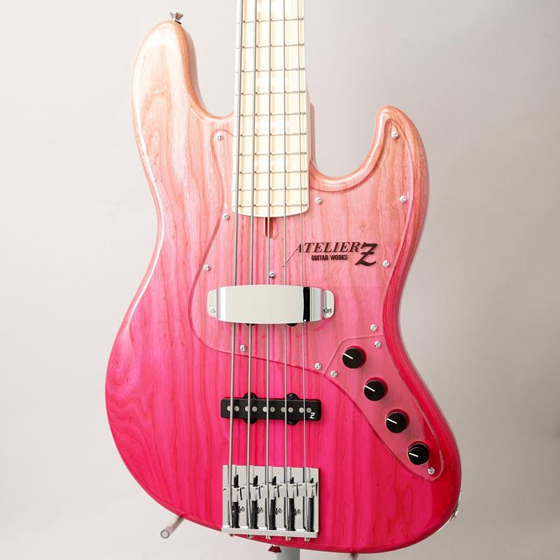 楽器種別：新品ATELIER Z/M Models 商品一覧＞＞ATELIER Z/新品 商品一覧＞＞ベース【270，000円〜510，000円】 商品一覧＞＞エレキベース/多弦ベース/ATELIER Z 商品一覧＞＞当店のベースは、出荷前に専門スタッフが検品・調整しているので安心です！ATELIER Z M#265 Custom (FADE PINK/M)商品説明アクティヴJBの代表機種「M#265」のカスタムカラーヴァージョン！M（Magunitude)#265は青木智仁氏のシグネイチャー・モデルとして発売されたモデルですが、今や数多のプロ/アマを問わないミュージシャン達が使用し、スタンダード・モデル且つ、アトリエ Zを代表する機種です。70年代のJBトーンを元にしたクリアな高域と図太い低域を持ち、木目の詰まったアッシュ・ボディから繰り出されるサウンドは、所謂ドンシャリ・サウンドの王道を体感でき、そのサウンドは唯一無二の個性を放っています。本器は青木氏が求めていたスペクトラム・ブーストを搭載したモデルとなっており、これまでの同モデルに比べ各段にパワー感が増し、十八番のスラップ時の大胆なサウンドに加え、多彩なジャンルにも対応出来る、新たなサウンドの可能性を感じさせる仕上がりとなっています。更に、コチラはネックをサテン仕上げにしていますので、フィンガリングもスムーズ！また、コチラはカスタム・カラー、Fade Pinkを採用し、グラデーションが鮮やかなモデルとなっております。レギュラーのM#265とは一味違った魅力を放つ一本を是非お試し下さい。従来の[2Volume]から、よりスムーズなコントロールが可能な[Master Volume，Balancer]に仕様変更し、それに伴いコントロールが「Master Volume，Balancer，Master Tone (Pull/Passive)，Treble，Bass(Stack)」となりました。商品詳細Scale : 34Neck : Maple 1P 21FBody : Ash 2PTuningkey : GOTOH GB528Bridge : ATELIER Z BB518Pickup : ATELIER Z JBZ-5Preamp : Bartolini XTCT + Spectrum boostControl : M Vol ，Balancer ，M Tone/sw，Treble/Bass (ブースト量50%の位置にクリックが付いています)Color: Fade PinkWeight≒4.77kgギグケース付属イケベカテゴリ_ベース_エレキベース_多弦ベース_ATELIER Z_M Models_新品 SW_ATELIER Z_新品 JAN:4562211297151 登録日:2026/04/14 エレキベース アトリエ アトリエZ アトリエゼット