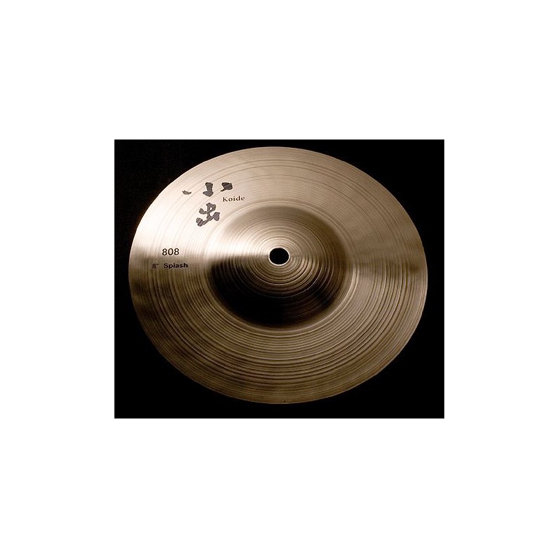楽器種別：新品小出 koide/新品 商品一覧＞＞ドラム【10，000円〜25，000円】 商品一覧＞＞シンバル/スプラッシュ/小出 koide 商品一覧＞＞安心してお買い物頂けるよう、スネアもシンバルも丁寧梱包でお届けします！小出 koide 808-8SP [808 Series Splash 8]商品説明【日本で唯一のシンバルメーカー「小出 Koide」】＜小出 Koide＞日本ならではの金属加工技術と経験。小出シンバルは長年培ってきた技術や経験をもとに製造する、国内唯一のシンバルメーカーです。奥行きのある響き、やわらかな響き、幅広い響き・・・クオリティの高い響きを常に追求し、奥深いシンバルのサウンドを創り出しています。＜808 Series＞609シリーズと同じアロイを使用し、新開発されたハンマリングとレイジングを施し、柔らかく倍音豊かな、落ち着いたサウンドに仕上げました。＜Splash＞歯切れの良いアタックと素早いプロジェクション。そのアクセント効果は抜群です。サイズ：8イケベカテゴリ_ドラム_シンバル_スプラッシュ_小出 koide_新品 SW_小出 koide_新品 JAN:4560259042139 登録日:2009/09/29 シンバル コイデ