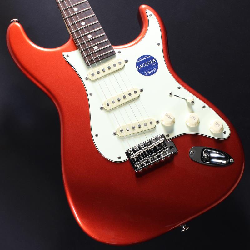 楽器種別：新品momose/MC Models (Original ST Type) 商品一覧＞＞momose/新品 商品一覧＞＞エレキギター【125，000円〜240，000円】 商品一覧＞＞STタイプ/momose 商品一覧＞＞当店のギターは、出荷前に専門スタッフが検品・調整しているので安心です！momose MC1-STD/R (OCAR) #21127商品説明momose Custom Craft Guitar IKEBE ORIGINALその高い完成度には定評のあるmomose（モモセ）によるSTスタイル「MC1-STD/R」！やや大きくえぐった1弦側ホーン、埋め込み式ネックセットプレート、大きく開いたロッドアジャスト用ホール、指板と同じ素材のバインディングなどトラディショナルなSTスタイルをmomose流にアレンジしたモデルです。搭載されているYUTA VS-1ピックアップは粒立ちの良いクリーントーンを生み出します。モダンなサウンドと機能的な仕様で、ジャンルを問わず扱いやすいオールマイティな1本ですので、是非お試しください！【momose MC Model】momoseが追求したビンテージSTの基本構造を継承した、トラディショナルな鳴り・音色。そして、現代的なプレイアビリティーを重視したカスタマイズを更に推し進め、momoseが提唱してきた 「材それぞれの質量・弾力性・響きなどの個体差に応じた加工」 を中心理念に据え、完全な手工制作によりビンテージ・スタイルの可能性を追求。更なるトータルクオリティーを独自のオリジナルスタイルに昇華し、満を持して完成させました。ハイポジションへのスムーズなシフトと、プレイアビリティーを考慮し、カッタウェイ部を若干広くとったボディーシェイプにデザイン。そして、クラシカルなテイストを持たせながらもインパクトのあるヘッドシェイプを採用しています。アジャスト部は瞬時のセッティングを可能にする設計を引き継ぎながらその形状を見直し、更にストレスないアジャストを可能にしました。滑らかな弾き心地を生む、半艶消しの極薄トップラッカーと丹念なサンディングで仕上げたネックシェイプは更にそのグリップフィールに拘り磨きを掛けています。ハイポジション、またはチョーキング時の音詰まりを解消する210Rのフィンガーボード、正確なピッチでフィンガリングのしやすいミディアムサイズで少し高めのJESCAR FW9662-NS（ジム・ダンロップUSA#6105フレット相当）の仕様はそのままに、フレットのタング部を覆う様に指板と同材のウッドバインディンを指板サイドに施す事で、更に滑らかなネックグリップを実現し、過酷な状況下での使用による「バリ」のトラブルをも防止します。ネックジョイントにおいても、ジョイントプレートを使用したトラディショナルな手法を引き継ぎながら、更なる演奏性を追及した落し込み加工と同時に独自のヒールカットを採用。そして使用するジョイントプレートは音質を追求した高密度素材を使用しています。その他、高精度なピッチの維持を可能にするGOTOH社のマグナムロック機構を搭載したチューナー、弦ピッチ10.8 mmの特注ブリッジなど品質への拘りは随所に及びます。アッセンブリーもUSAの最高品質のパーツのみで固められ、ノイズ対策の為の導電塗料によるシールディングも綿密に施されています。そして、材の自然な音色を素直に引き出す事で多くのプレイヤーに多大な評価を得た、YUTA VS-1ピックアップを同じく標準装備しています。商品詳細SpecificationBody: Alder 2PNeck: MapleFingerboard: Indian RosewoodNut: Oiled BoneBridge: GOTOH GE108TSMachineheads: GOTOH SD91-05M MGFret: JESCAR FW9662-NSPickups: Momose VS-1Controls: 1Vol，2Tone，5Way PU SelectorScale Length: 648mm(25.5inch)Width at Nut: 42.0mmFingerboard Radius: 210RFinish: Top LacquerString: Elixir NANOWEB Light(.010-.046)Accessories: プロテクトケース、六角レンチ、保証書約3.42kgイケベカテゴリ_エレキギター_STタイプ_momose_MC Models (Original ST Type)_新品 SW_momose_新品 JAN:4571470397731 登録日:2026/03/19 エレキギター モモセ 百瀬