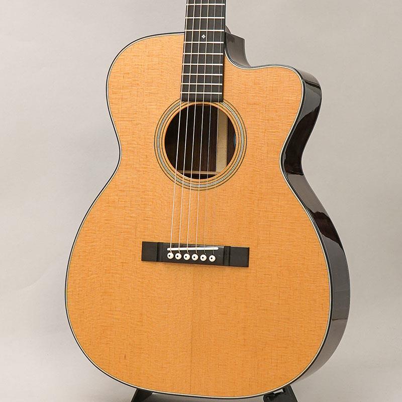 楽器種別：新品Bourgeois/新品 商品一覧＞＞アコースティック・エレアコギター【220，000円〜420，000円】 商品一覧＞＞アコースティックギター/Bourgeois 商品一覧＞＞アコギ買うなら、当店で！出荷前の検品・調整はもちろん、丁寧梱包でお届けします！Bourgeois 【現地選定品】-Launch Edition- OMC Soloist/DE #T2511306 ボジョア商品説明- Bourgeois Guitars -ギター製作家「デイナ・ボジョア」が手掛けるBourgeois Guitars（ボジョアギターズ）は、コリングスやサンタクルーズと並び称されるアメリカのトップギターブランドです。厳選された材料と、確かな技術力、そしてダナ氏の豊富な経験から生まれる設計により製作されるギターは、「楽器としての精度の高さ」と「音楽的で豊かな音色」を併せ持ち、数多くのミュージシャンから高い評価を得ています。- Downeast Series Launch Edition -Downeast Series（ダウンイースト・シリーズ）は、デイナ・ボジョアの厳格な基準に基づき、全ての工程をイーストマンにて製作する、ボジョアブランドの新たなラインナップです。このシリーズに携わるイーストマンの職人たちは、アメリカのボジョア工房を定期的に訪問し、デイナ・ボジョアとマスタールシアーであるジェイムス・ウィトカス直々に、ボジョア独自の技術である「ボイシング（ギター表板の調律）」技術の指導を受けます。立ち上げから2年、実践的な指導と圧倒的多数の試作を経て、ついに全ての工程がイーストマンだけで完結されるダウンイースト・シリーズが誕生したのです。ダウンイースト・シリーズの呼称は、ボジョア工房の所在地であるメイン州沿岸部の海事用語に由来します。この地域の工芸の伝統、不屈の精神、そして海事における精緻さを想起させ、この楽器を生み出したイーストマンとの共同航海への敬意を表しているのです。 立ち上げから設計、実際の製作に至るまで、全てにおいて一切の妥協なく生みだされた本作は、イーストマン社とボジョア社の協力の結晶であり、多くのプレイヤーがボジョアサウンドを手にすることが可能となった夢のようなシリーズといえるでしょう。当シリーズの記念すべき第一次出荷ロットは、デイナ自身により厳選されたトーンウッドが使用され、またデイナ自身により厳重な検品が行われた Launch Edition（ローンチ・エディション）という名前がつきます。ローンチ・エディションは世界125本限定生産。そのうち日本入荷数は非常に少なく、全個体数で28本のみとなります。この非常に希少で価値のあるギターを、是非この機会にお求めください。- OMC Soloist/DE -Soloist（ソロイスト）は、ボジョアを象徴する最も代表的なモデルとなります。OM（オーケストラ）ボディに、独特な浅めのカーブで仕上げられたベネチアンカッタウェイが施された美しいシルエットが特徴的で、その洗練されたデザインとサウンドから「モダン・クラシック」と評され、主にフィンガースタイルプレイヤーからの絶大な評価を得ています。ルックスからは想像できないほどに太くずっしりとした基音で、OMボディながらまるでドレッドノートを弾いているかのような懐の広いダイナミクスレンジ。。それでいてピッキングに対しての反応速度に優れ、軽く鳴らしただけでもボディ全体がしなやかにバイブレーションし、また強くタッチした時には、音像が潰れること無く受け止めてくれますので、プレイヤーのタッチニュアンスに対して限りなく忠実なサウンドバランスが特徴となります。ルックス・デザインともにデイナのオリジナリティ溢れる設計思想が最も反映されているモデルであり、このダウンイースト・シリーズにおいても、その血統を色濃く感じさせてくれます。30万円代というお求めやすいハイコストパフォーマンスなギターではあるのですが、プライスに関係なく純粋に良いギターであると納得できる逸品です。今回当店に入荷しましたダウンイーストシリーズは、2025年11月末にハートマンギターズフロアチーフである秋田がイーストマン工場を訪問し、多くのストックの中から一本一本丁寧に選定を行ったものとなります。トップ、バックの木目はもちろん細かいサウンドの違いまで、1本1本丁寧に選んでおります。ルックス・サウンド共に間違いなくおススメできる1本！！お見逃しなく！！商品詳細Body Shap: OMCTop Wood: Torrefied Sitka SpruceBack Sides: Indian RosewoodNeck: MahoganyFretboard: EbonyBridge: EbonyScale Length: 25.5(647.7mm)Nut/Bridge Width: 1 3/4(44.5mm)Saddle: BonePins: IvoroidFinish: High Glossハードケース付属イケベカテゴリ_アコースティック・エレアコギター_アコースティックギター_Bourgeois_新品 SW_Bourgeois_新品 JAN:4580830810377 登録日:2025/12/20 アコースティックギター アコギ