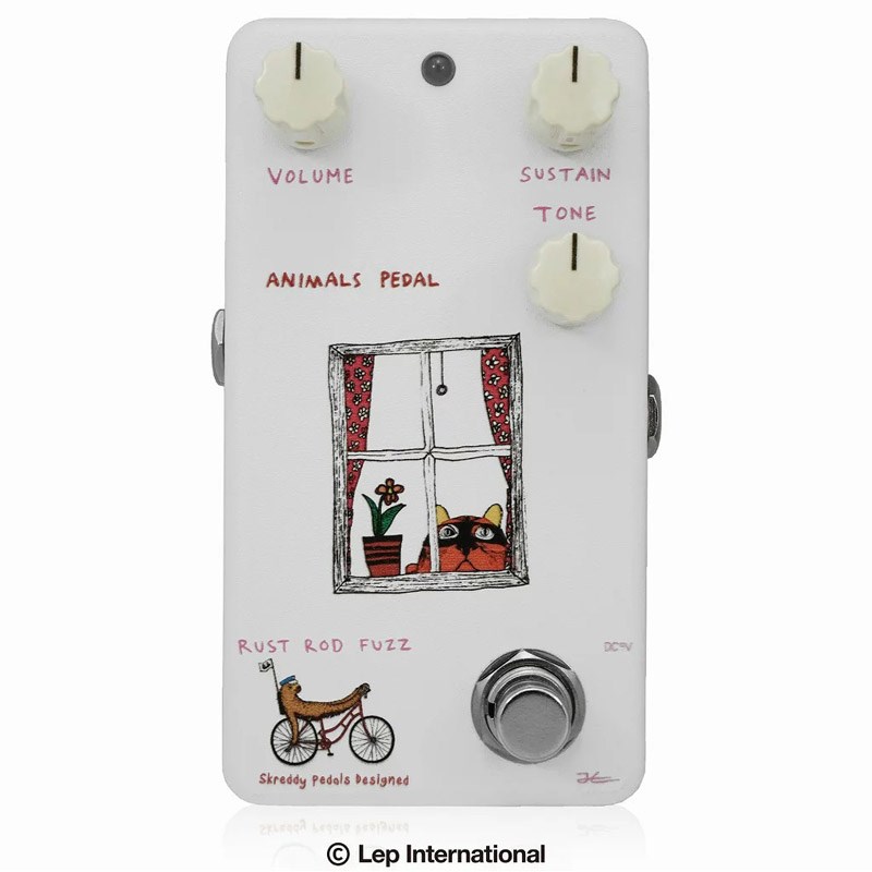 楽器種別：新品Animals Pedal/新品 商品一覧＞＞エフェクター【5，000円〜20，000円】 商品一覧＞＞ギター用エフェクター/歪み系/ファズ/Animals Pedal 商品一覧＞＞安心してお買い物頂けるよう、コンパクトもマルチも丁寧梱包でお届けします！Animals Pedal Rust Rod Fuzz （アニマルズ ファズ）商品説明魅惑のエフェクター、ビッグマフ。世界中のギタリストから愛されるそのサウンドは、音の壁と表現されることもあります。太く、分厚い倍音成分が迫りくるような音は、グランジやシューゲイザー、ヘヴィネスなど多くの楽曲で活躍しています。音の壁のような重たい轟音と共に、繊細で伸びやかなリードトーンも大きな特徴です。特にディレイをかけてリードを弾けば、独特で陰鬱なUKプログレの狂気やラテンロックの伸びやかで太いトーンなど、歴史的な名演を支えたことでも知られています。長い歴史の中で多くのデザインや機能の変更があり、それぞれが伝説を持つ。それゆえ多くのプレイヤーから愛されているのではないでしょうか。Animals Pedal Rust Rod Fuzzは、数ある伝説の中でも特に人気の高い、70年代前半に制作されたラムズヘッドと呼ばれる時期のビッグマフを再現することができます。新しくなったRust Rod Fuzzは従来よりも電池交換を容易にしながら、より手前にフットスイッチを配置して演奏性を高めました。また、Animals Pedalならではの美しいペダルデザインをさらにより美しく載せることができるようになりました。サウンドや機能面では大きな違いはありませんが、音色全体のレンジが広げられ、より多くのアンプやギターで最高のサウンドが作れるように微調整されました。他の時代と比べるとミッドが強く、メロウなトーンとして知られています。特に伸びやかなリードトーン、さらにTONEを高く設定すればジリジリした音となります。ジャンルを超え、世代を超えて愛される音色です。本物のラムズヘッドは数も少なく高価で、愛好家でないと入手は難しいでしょう。Rust Rod Fuzzなら、世界中が求める伝説の音色を高い次元で再現することができます。●コントロールVOLUME：音量を調整します。TONE：高域成分を中心に、音色をコントロールします。SUSTAIN：ファズの歪みの強さやサステインの長さを調整します。Rust Rod Fuzzはトゥルーバイパスフットスイッチを採用し、9V電池、またはスタンダードなセンターマイナスDC9Vアダプターで駆動します。イケベカテゴリ_エフェクター_ギター用エフェクター_歪み系_ファズ_Animals Pedal_新品 SW_Animals Pedal_新品 JAN:4562459896796 登録日:2021/11/24 エフェクター コンパクトエフェクター ストンプボックス