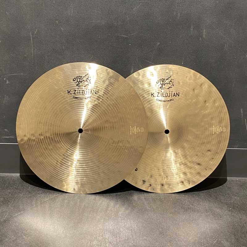 楽器種別：新品Zildjian/K Constantinople 商品一覧＞＞Zildjian/新品 商品一覧＞＞ドラム【80，000円〜160，000円】 商品一覧＞＞シンバル/ハイハット/Zildjian 商品一覧＞＞安心してお買い物頂けるよう、スネアもシンバルも丁寧梱包でお届けします！Zildjian 【イケベ楽器店創業50周年記念モデル】K Constantinople Light Hihat Pair 14'' [874g/1153g]商品説明限定生産 K Constantinople Light Hihat 14''の登場です。- K Constantinople -1998年に登場して以降、世界中のドラマーを魅了してきたZildjianのシンバルシリーズ。ハイハットシンバルのバリエーションは、発売以来ひとつだけだったのはご存じでしょうか。Zildjian社に協力を仰ぎ実現したこちらは、ラインナップを支えた既存モデルよりも薄く仕上げられたLight Hihat。もう一つの可能性。イケベ50周年記念モデルとして数量限定で販売させていただきます。-Zildjianによる解説-14インチ Kコンスタンティノープル・ライト・ハイハットは、従来モデルよりも薄い設計により、ローピッチな基音と軽やかなサウンドを実現しています。オープン時には、ほのかなスプラッシュ感が加わるのも特徴です。繊細なタッチにもしっかりと反応し、打感の繊細さと上品な煌めきを感じ取ることができます。また、Kコンスタンティノープル・クラッシュと同様の最新ハンマリングにより、豊かなダーク・オーバートーンが広がる奥行きのあるサウンドレンジを備えています。ライトウェイトでありながら高いレスポンスと広いダイナミックレンジを持ち、ジャンルを問わず自然に溶け込む、汎用性の高いハイハットです。サイズ：14インチ・ペアウェイト：Top 約874g / Bottom 約1153g※店頭にて展示、試打を解禁しております為、打痕や指紋汚れ等が発生する場合がございます。予めご了承下さい。イケベカテゴリ_ドラム_シンバル_ハイハット_Zildjian_K Constantinople_新品 SW_Zildjian_新品 JAN:0642388333693 登録日:2026/03/09 シンバル ジルジャン Kコンスタンチノープル