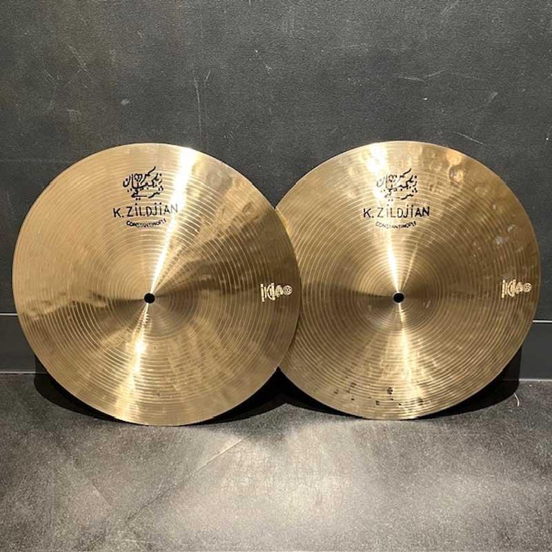 楽器種別：新品Zildjian/K Constantinople 商品一覧＞＞Zildjian/新品 商品一覧＞＞ドラム【80，000円〜160，000円】 商品一覧＞＞シンバル/ハイハット/Zildjian 商品一覧＞＞安心してお買い物頂けるよう、スネアもシンバルも丁寧梱包でお届けします！Zildjian 【イケベ楽器店創業50周年記念モデル】K Constantinople Light Hihat Pair 14'' [881g/1156g]商品説明限定生産 K Constantinople Light Hihat 14''の登場です。- K Constantinople -1998年に登場して以降、世界中のドラマーを魅了してきたZildjianのシンバルシリーズ。ハイハットシンバルのバリエーションは、発売以来ひとつだけだったのはご存じでしょうか。Zildjian社に協力を仰ぎ実現したこちらは、ラインナップを支えた既存モデルよりも薄く仕上げられたLight Hihat。もう一つの可能性。イケベ50周年記念モデルとして数量限定で販売させていただきます。-Zildjianによる解説-14インチ Kコンスタンティノープル・ライト・ハイハットは、従来モデルよりも薄い設計により、ローピッチな基音と軽やかなサウンドを実現しています。オープン時には、ほのかなスプラッシュ感が加わるのも特徴です。繊細なタッチにもしっかりと反応し、打感の繊細さと上品な煌めきを感じ取ることができます。また、Kコンスタンティノープル・クラッシュと同様の最新ハンマリングにより、豊かなダーク・オーバートーンが広がる奥行きのあるサウンドレンジを備えています。ライトウェイトでありながら高いレスポンスと広いダイナミックレンジを持ち、ジャンルを問わず自然に溶け込む、汎用性の高いハイハットです。サイズ：14インチ・ペアウェイト：Top 約881g / Bottom 約1156g※店頭にて展示、試打を解禁しております為、打痕や指紋汚れ等が発生する場合がございます。予めご了承下さい。イケベカテゴリ_ドラム_シンバル_ハイハット_Zildjian_K Constantinople_新品 SW_Zildjian_新品 JAN:0642388333693 登録日:2026/03/09 シンバル ジルジャン Kコンスタンチノープル